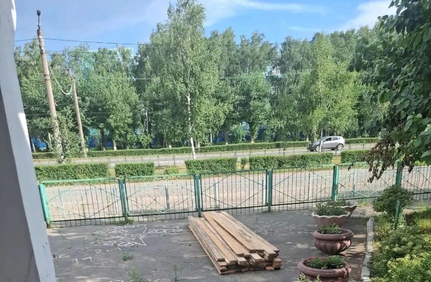 Тротуар перед БОУ г.Омска СОШ134