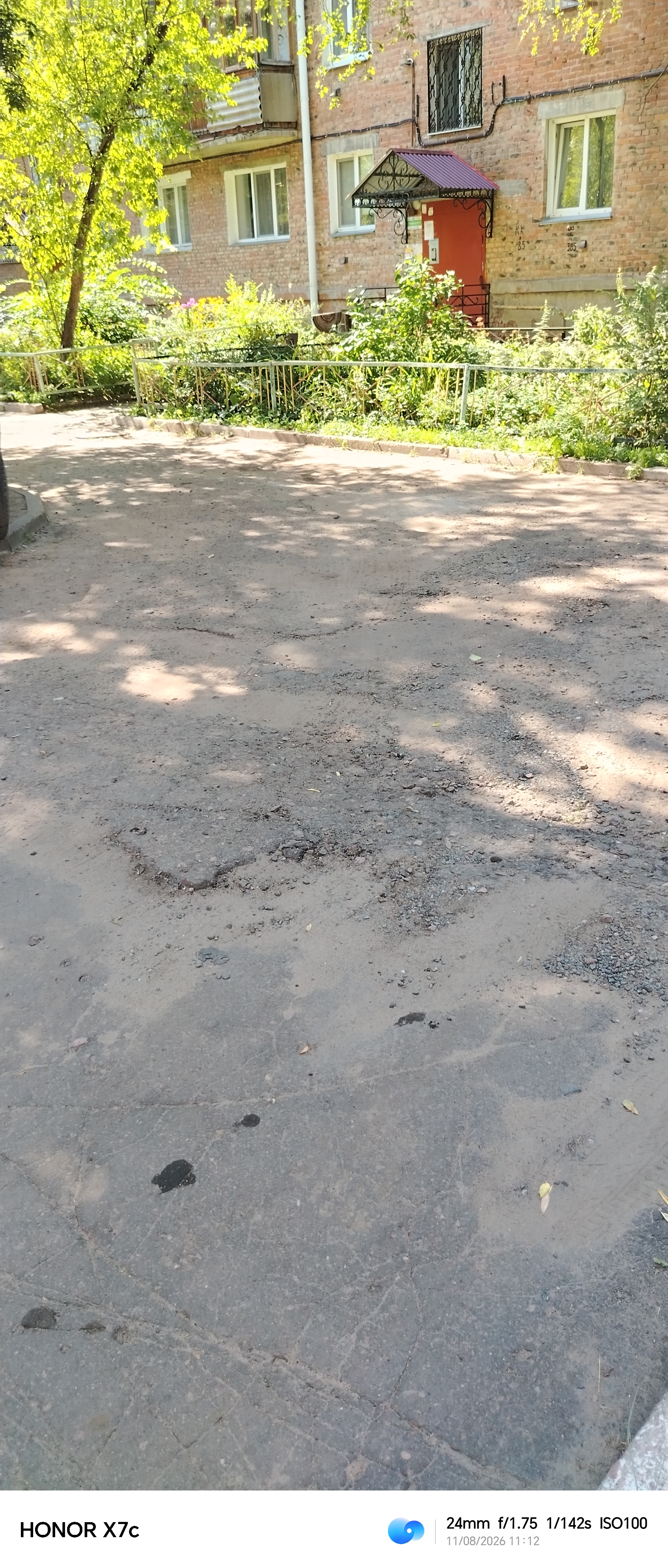 Тротуар у дома 2 Поселковая 53 А и дорожка к автобусной остановке.