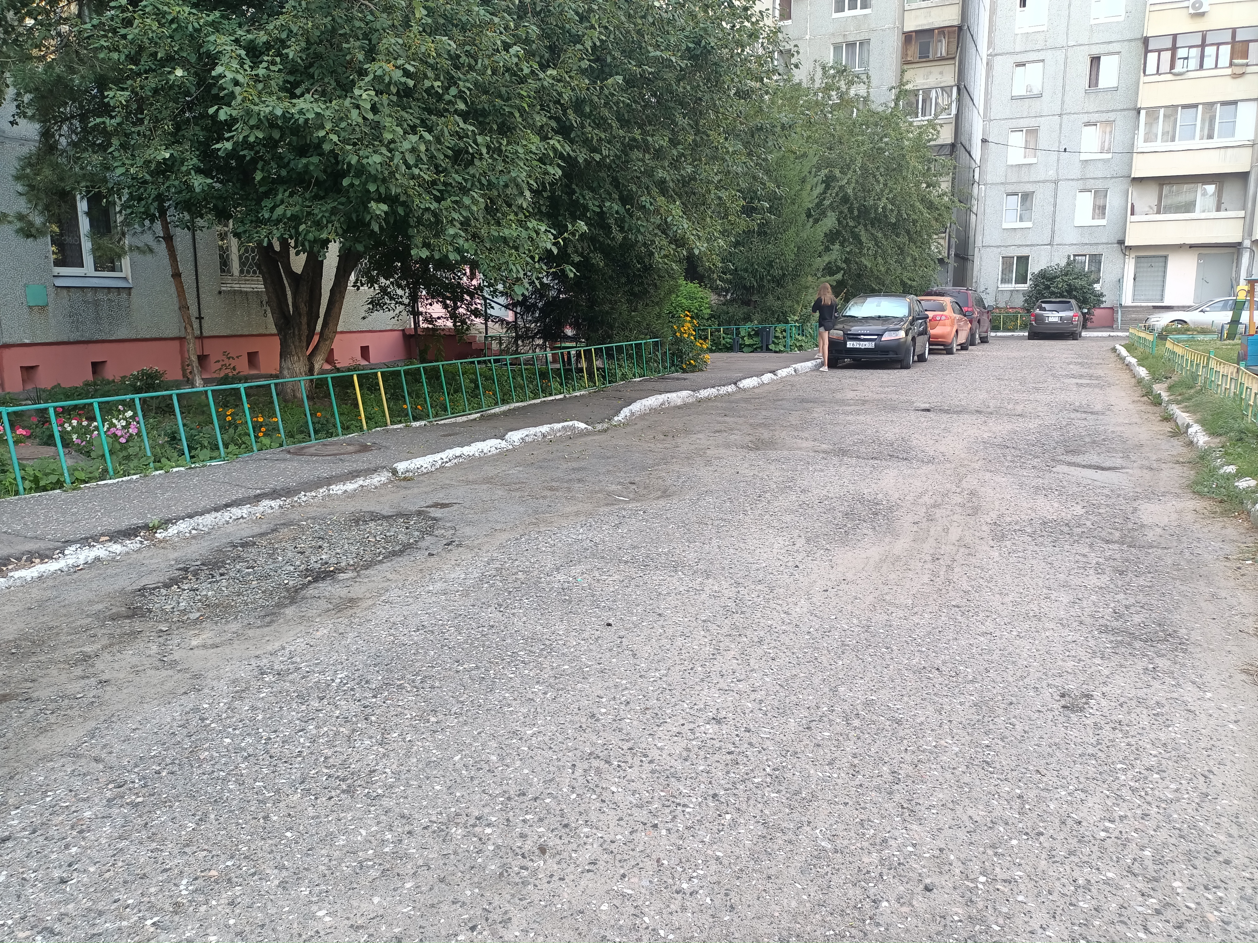 Тротуар и проезд вдоль Арнольда Нейбута, 96/1, 96/2 во дворе