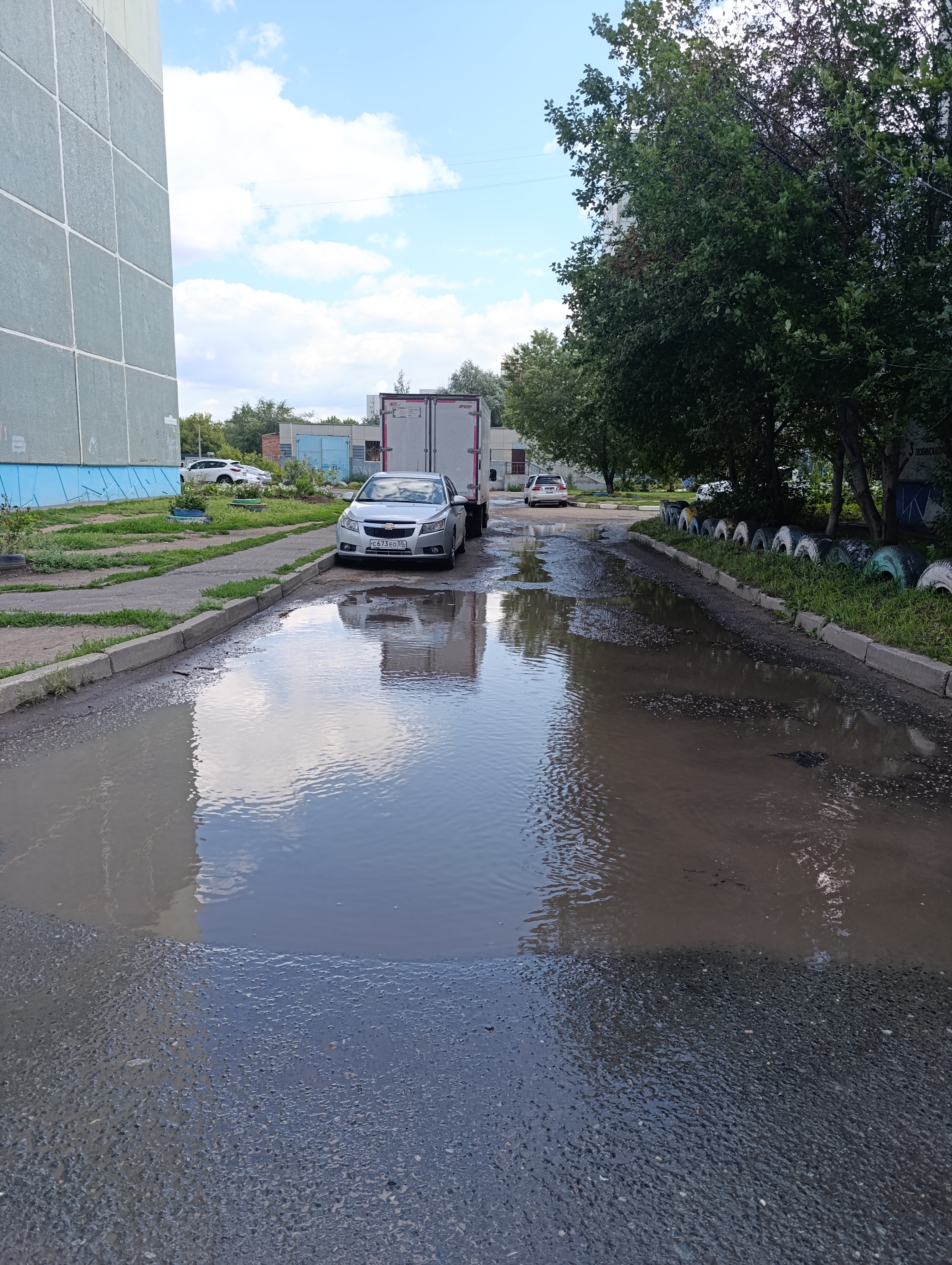 Дорожное покрытие между домами 24 корпус 1 24 корпус 2 по улице третья Любинская