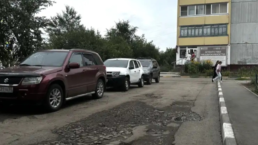 Придомовая дорога проспекта Комарова д.3