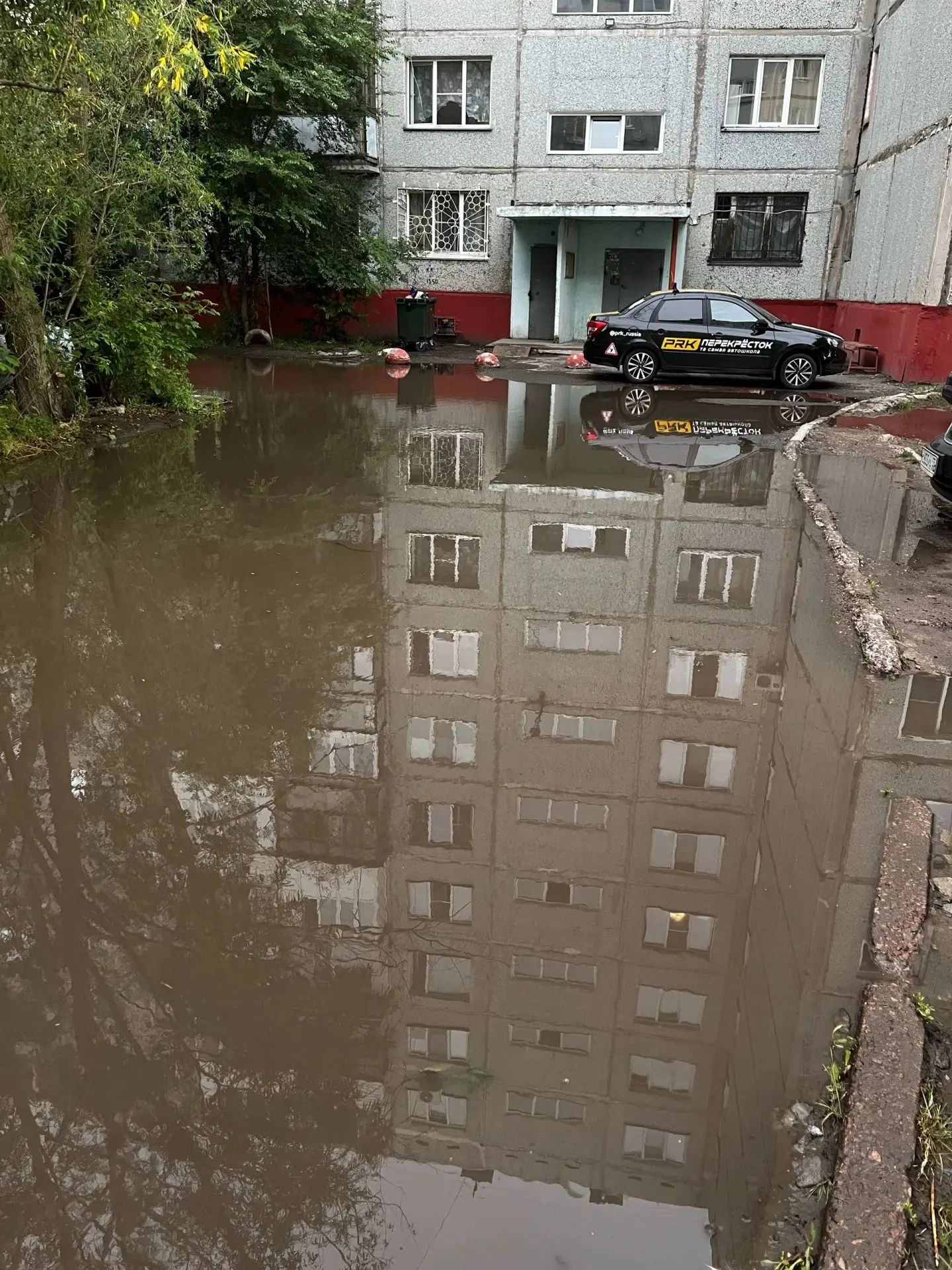 Тротуар вдоль жилого дома по ул.А. Нейбута, 64