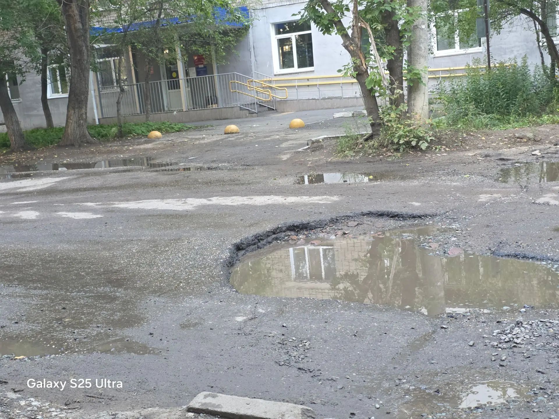 Дорога за домом 75 гвардейской бригады 16а у поликлиники№7 и вдоль дома №20