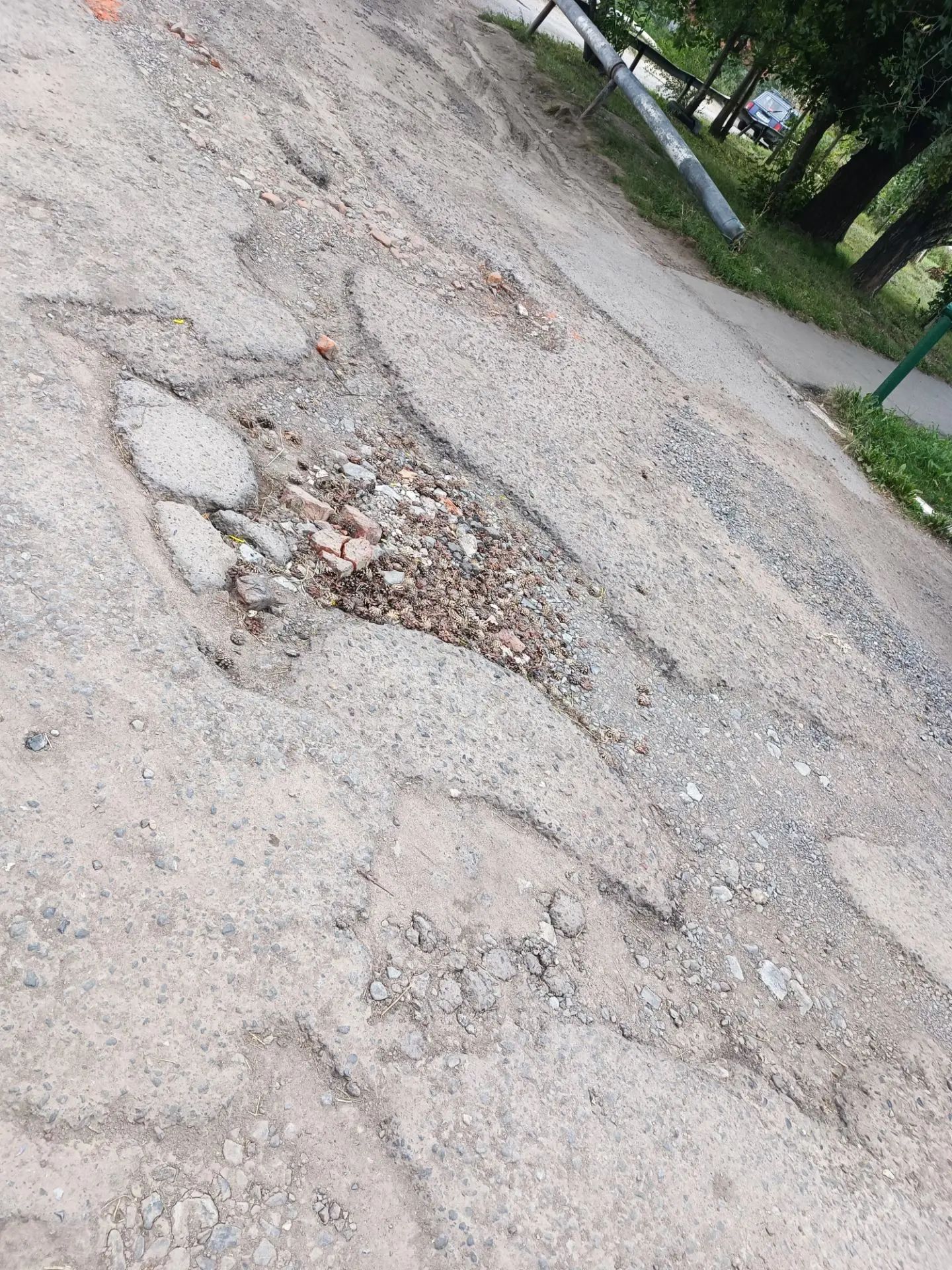 Степанца 8/б, придомовая дорога, сделать полотном не ремонтировалась ни разу