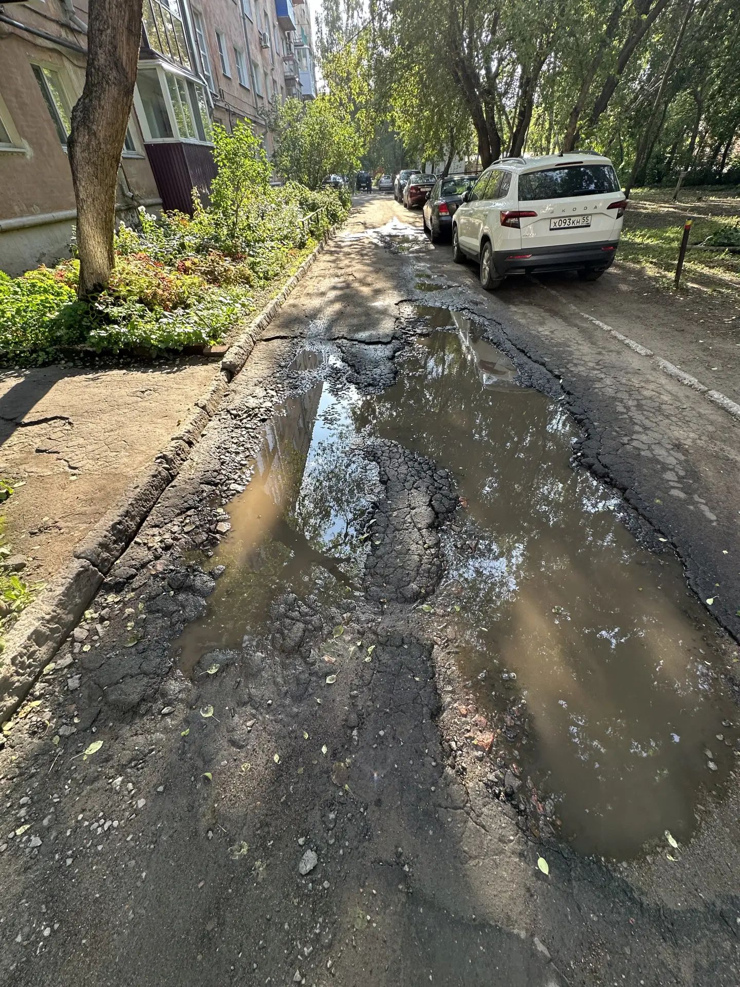 Внутридворовая дорога вдоль Карла Маркса, 20а