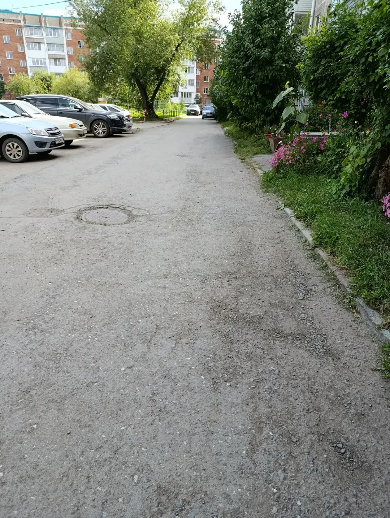 Меж квартальный проезд, вдоль дома 1/1 по улице Батумская асфальтирование тротуара и дороги
