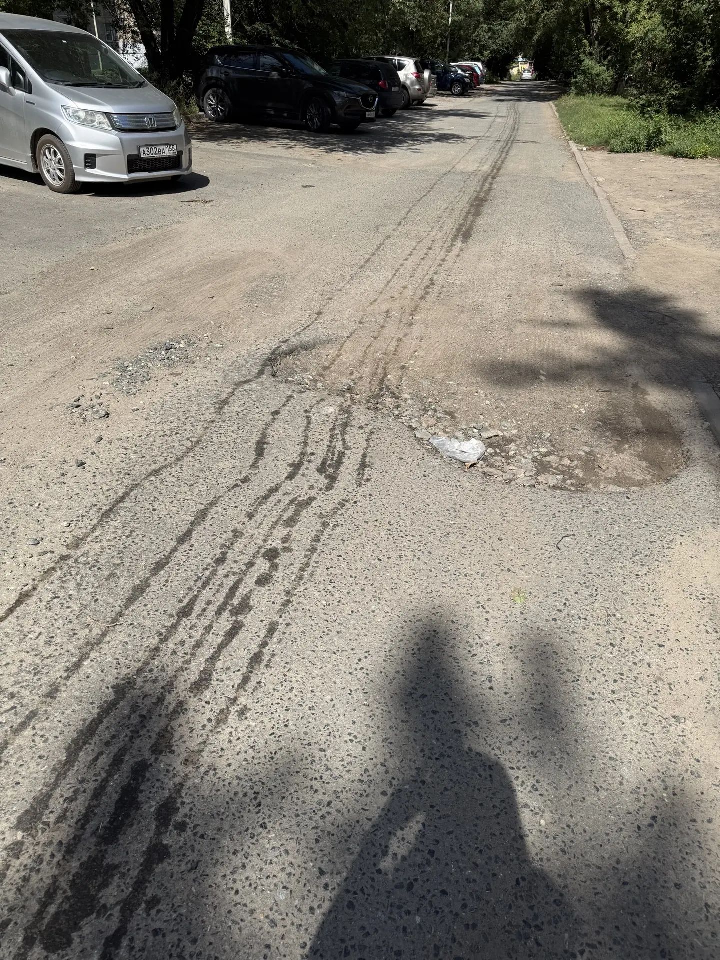 Сделать дорогу вдоль дома проспект Мира 90/1 и проспект мира 90, также разбита дорога между магазином магнитом и домом проспект мира 90/1