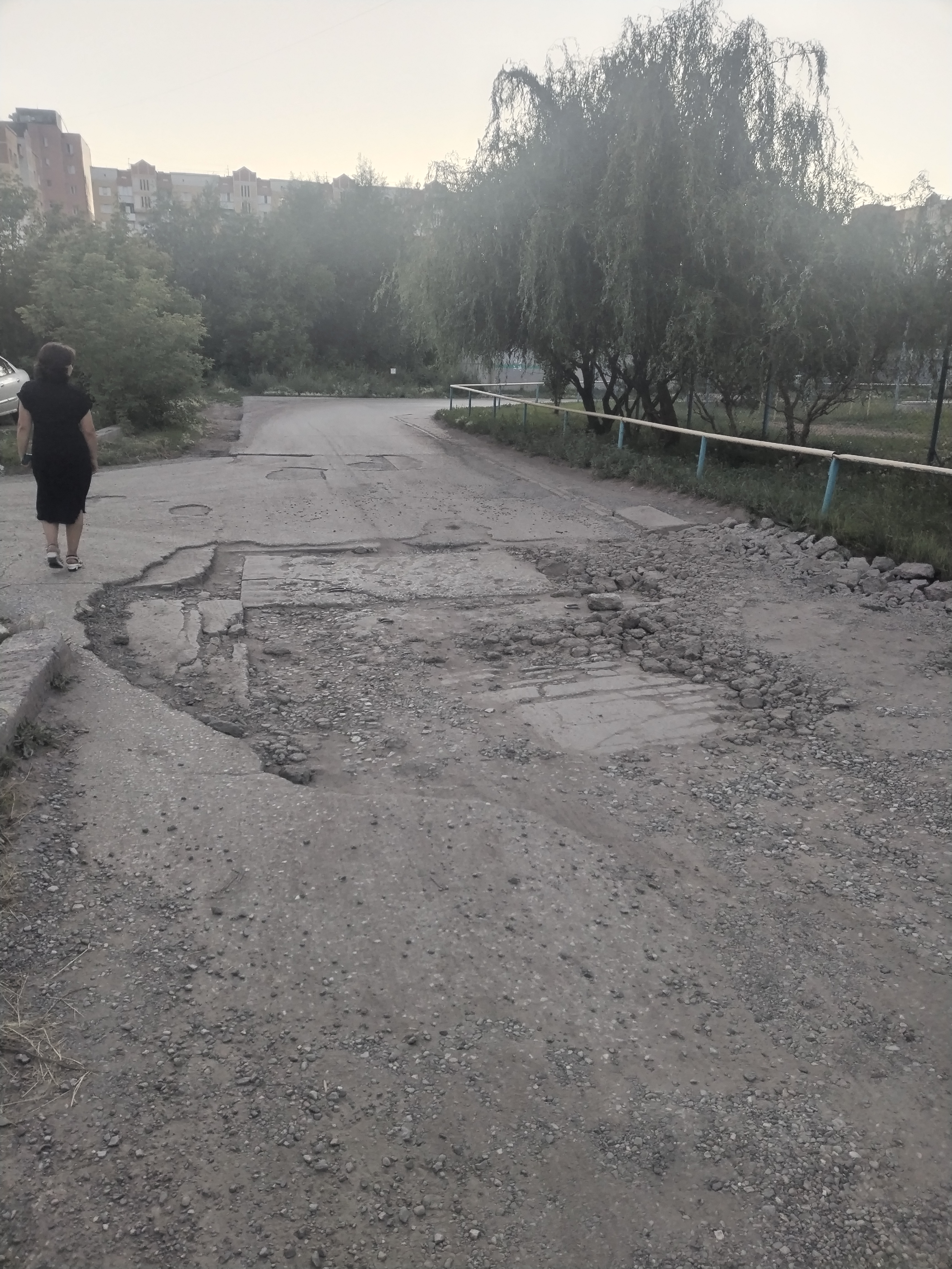 Проезд между домами Малиновского 12к3 и 14к1