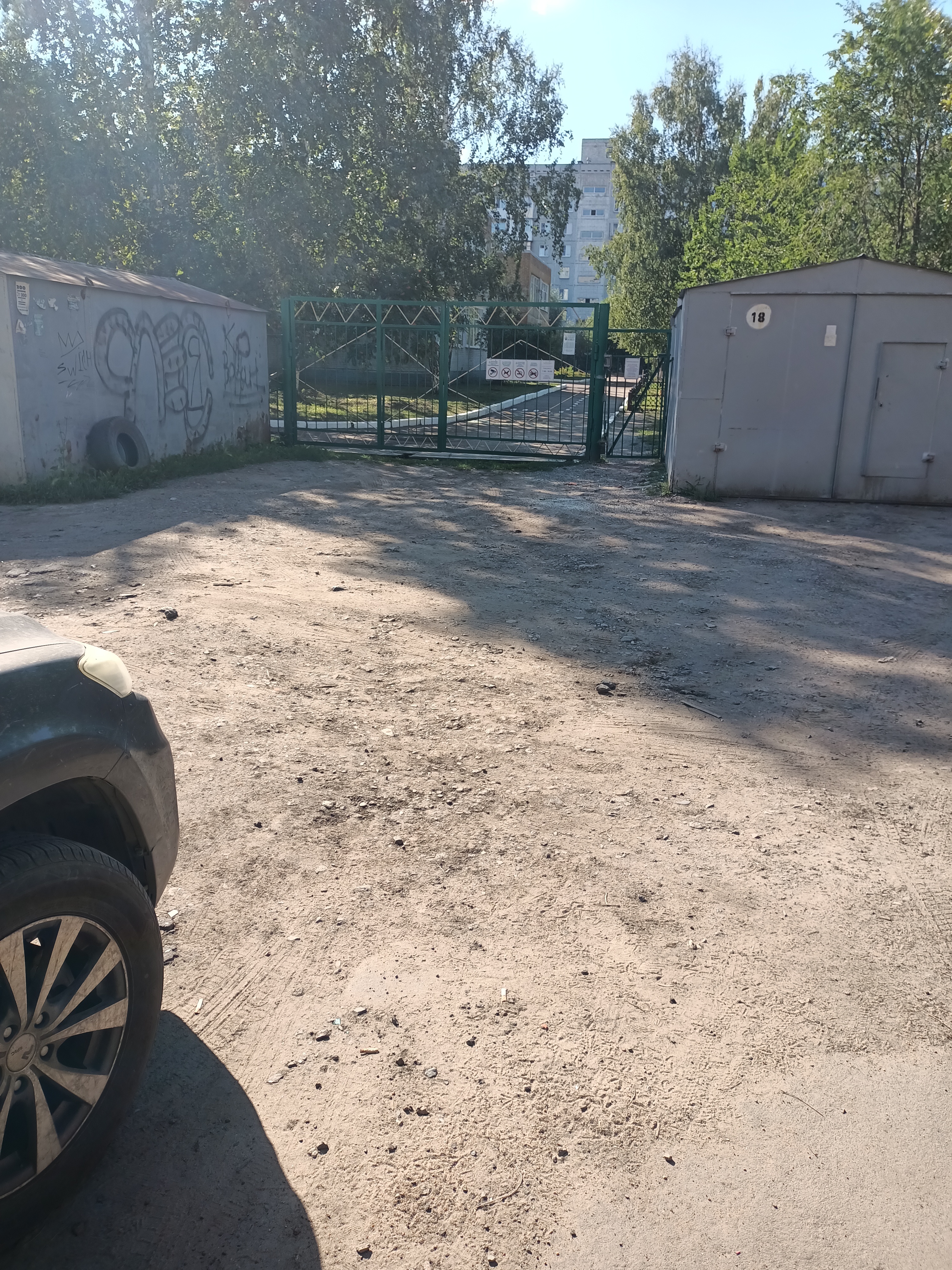 Дорога и тротуар между ул Котельникова 4 и детским садом №197 с тротуаром к дому Котельникова 2
