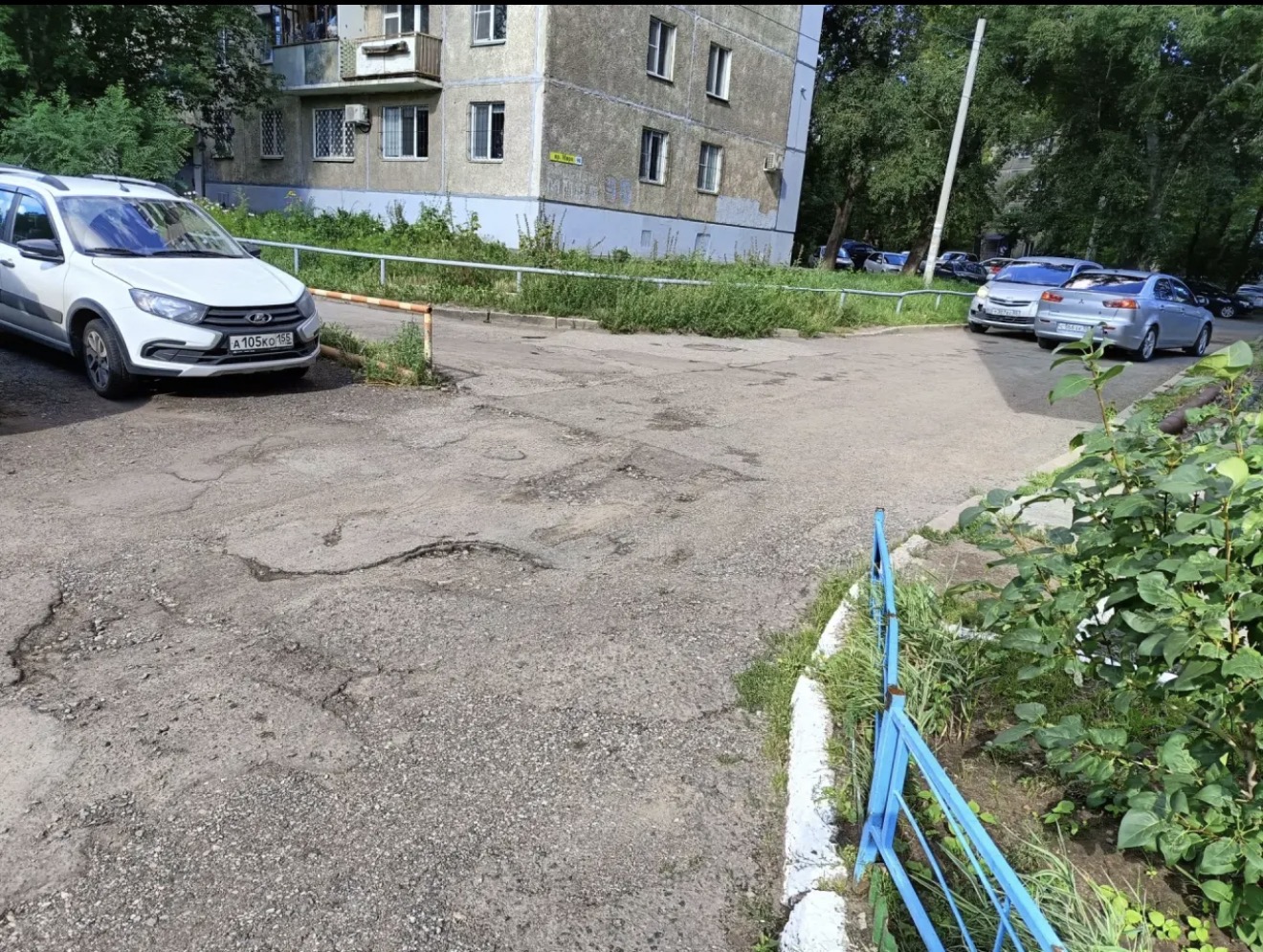 Дорога вдоль дома проспект Мира 90/1 и Проспект Мира 90