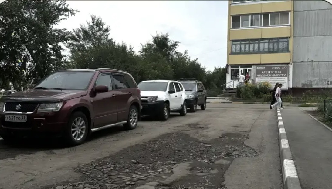 Проезд вдоль дома расположенного по адресу: г. Омск, пр. Комарова, д. 3