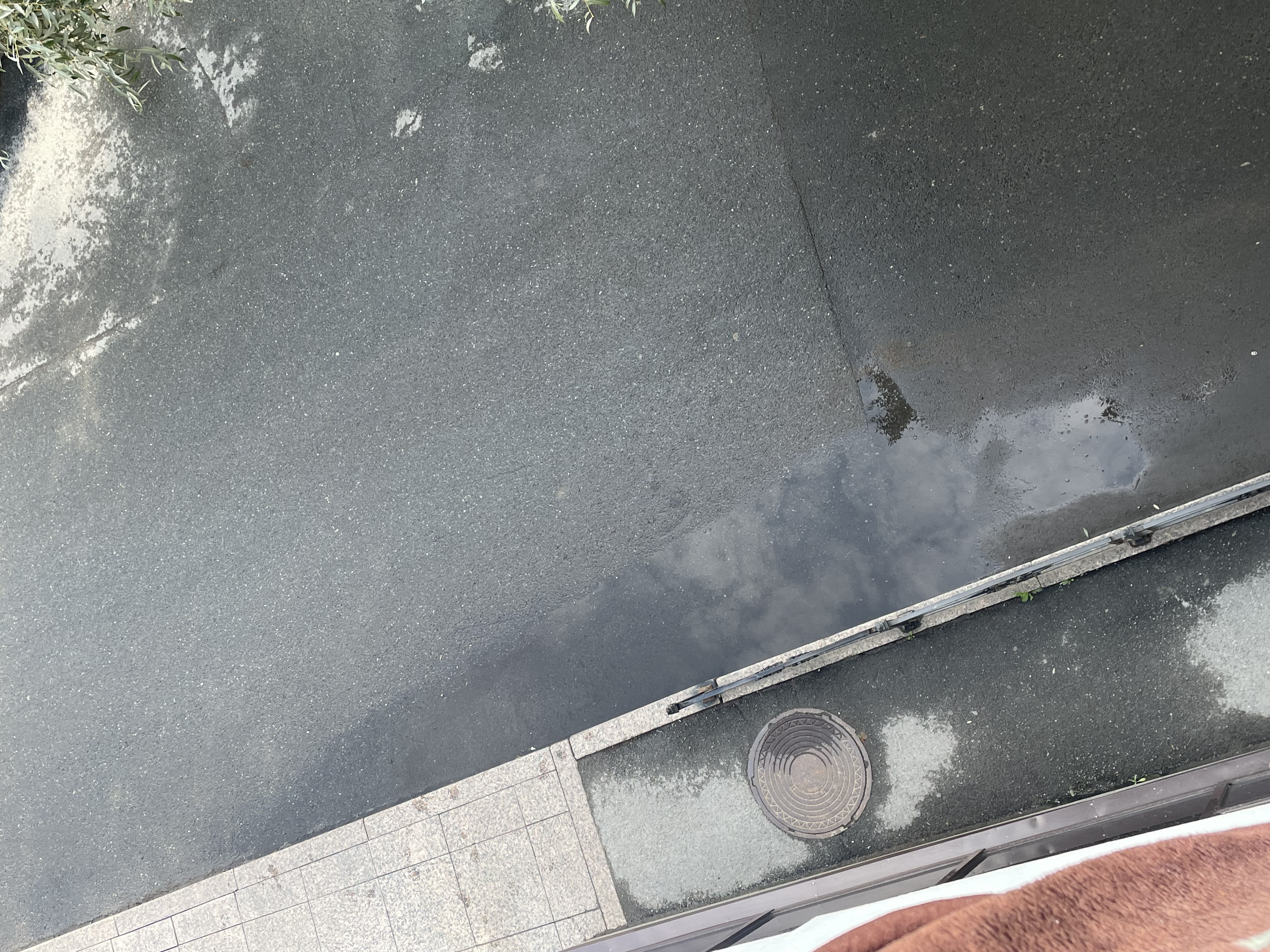 Территория благоустройство и асфальт у дома, постоянно лужа около угла дома