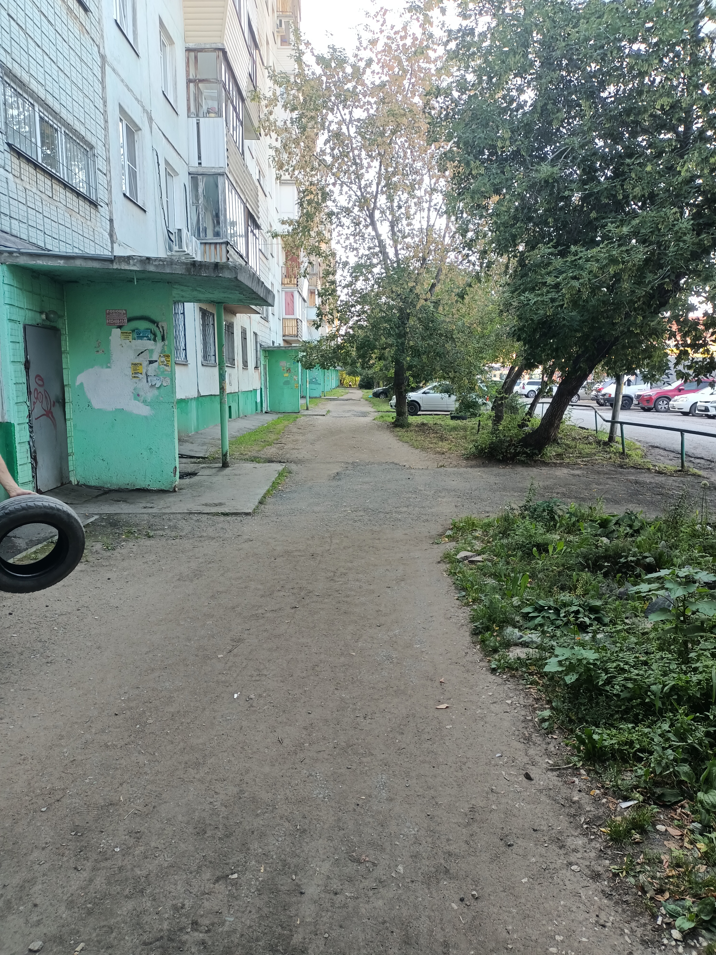 Дорога и тротуар между ул Марченко 9 и Ленинским рынком
