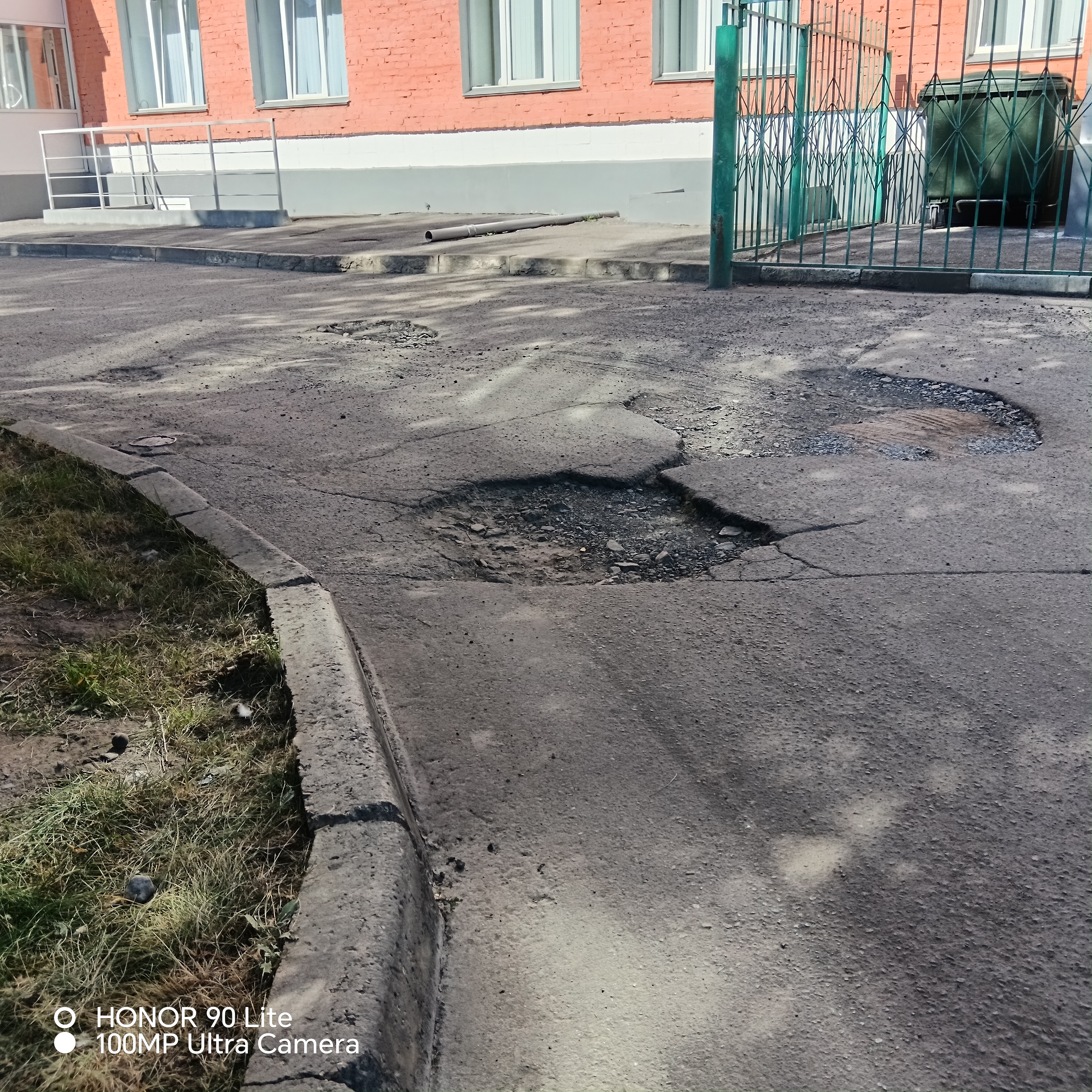 Поворот от улицы Дмитриева к МКД Дмитриева 20 и Авторской экспериментальной школе по адресу Дмитриева 20 к 1