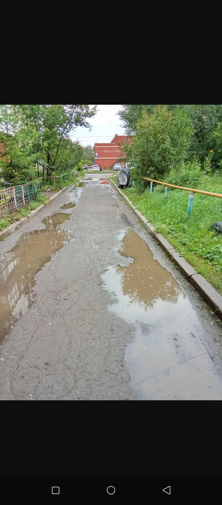 Дорога во дворе дома