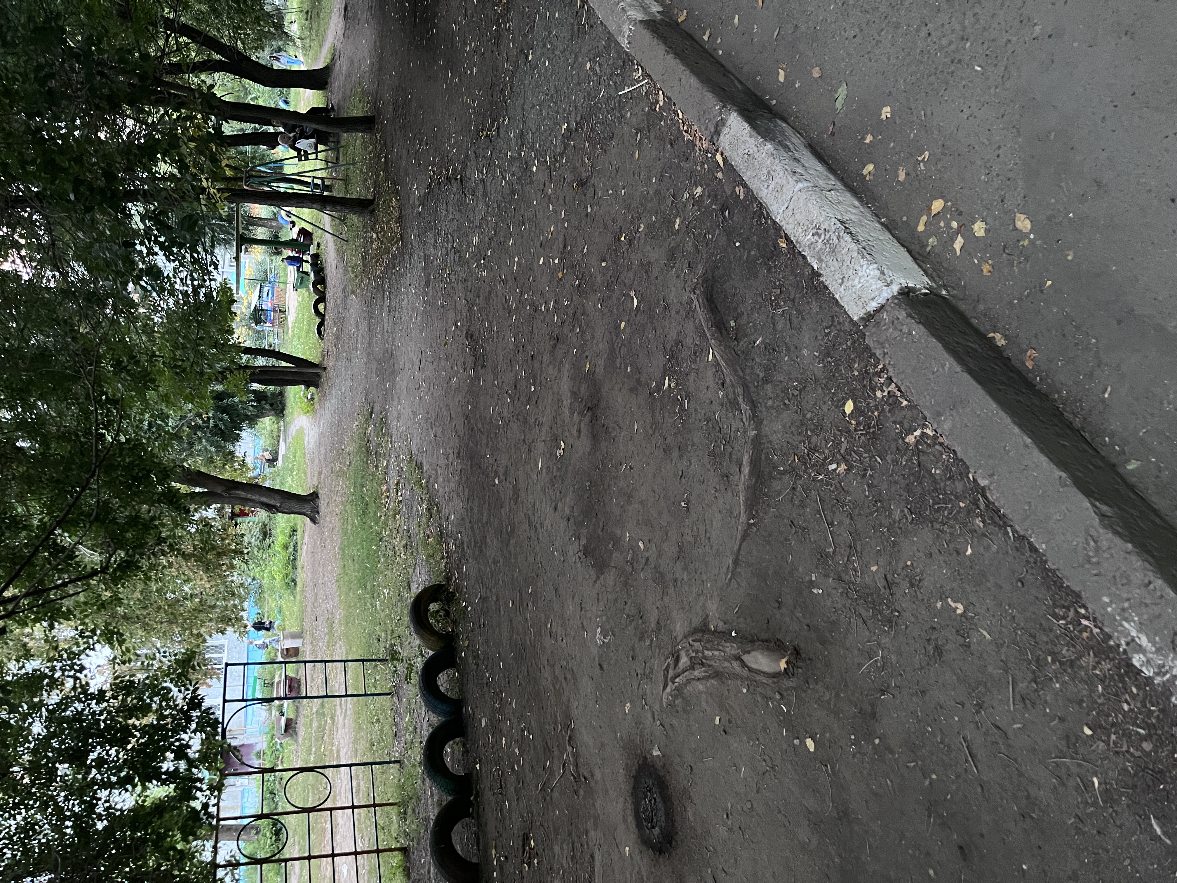 Тротуар между домами
