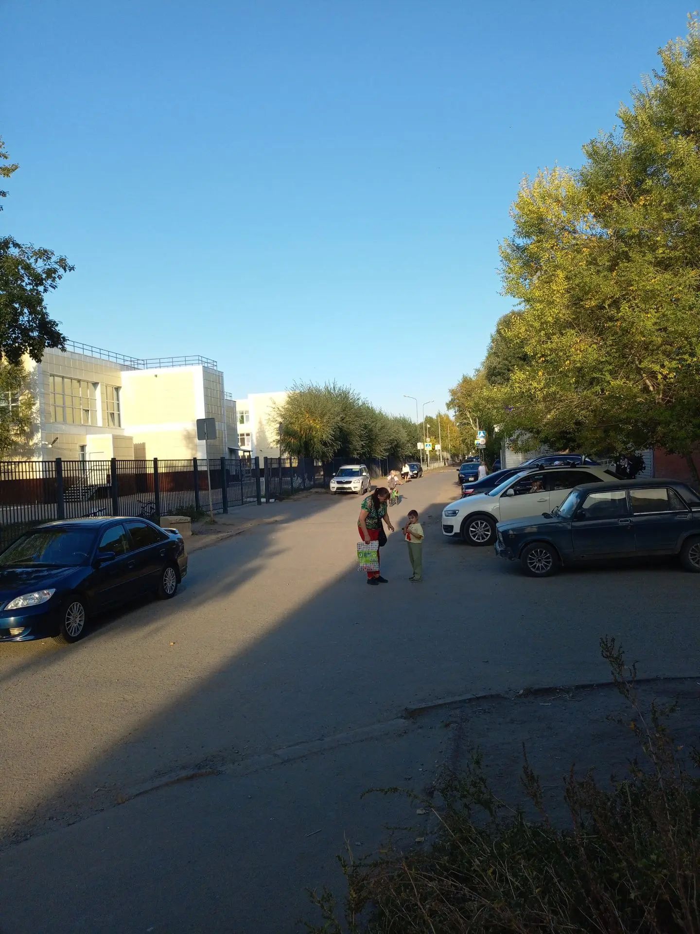 Тротуар к школе 107 от улицы Вострецова , д 7/3