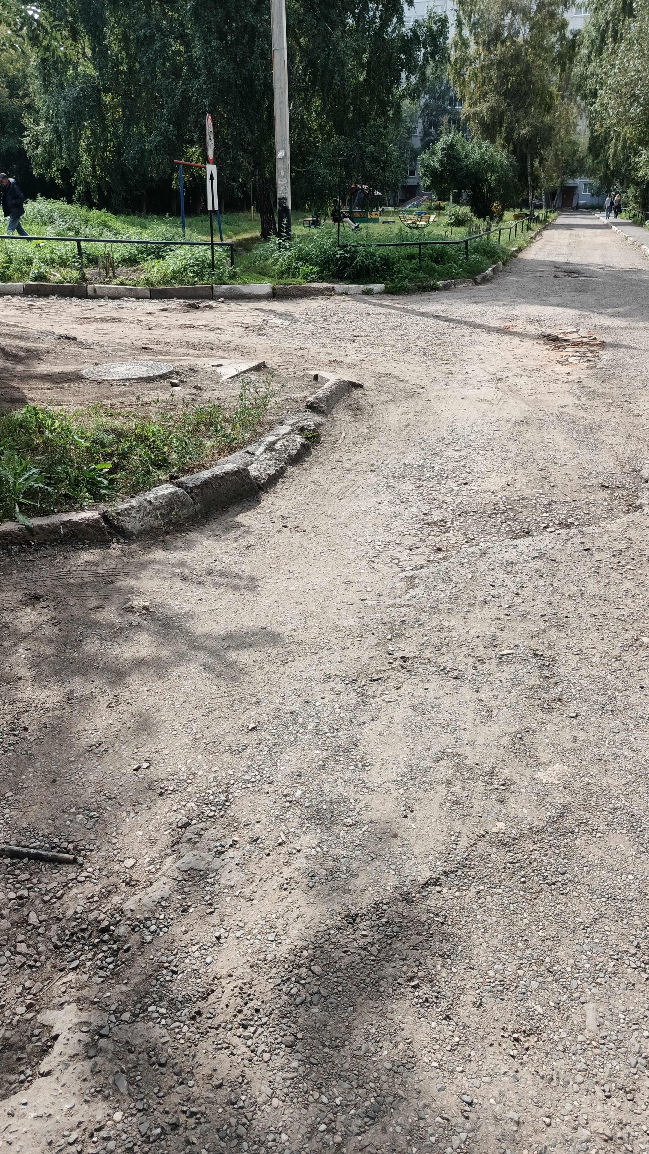Дорога вдоль дома, проезд к детскому саду 339
