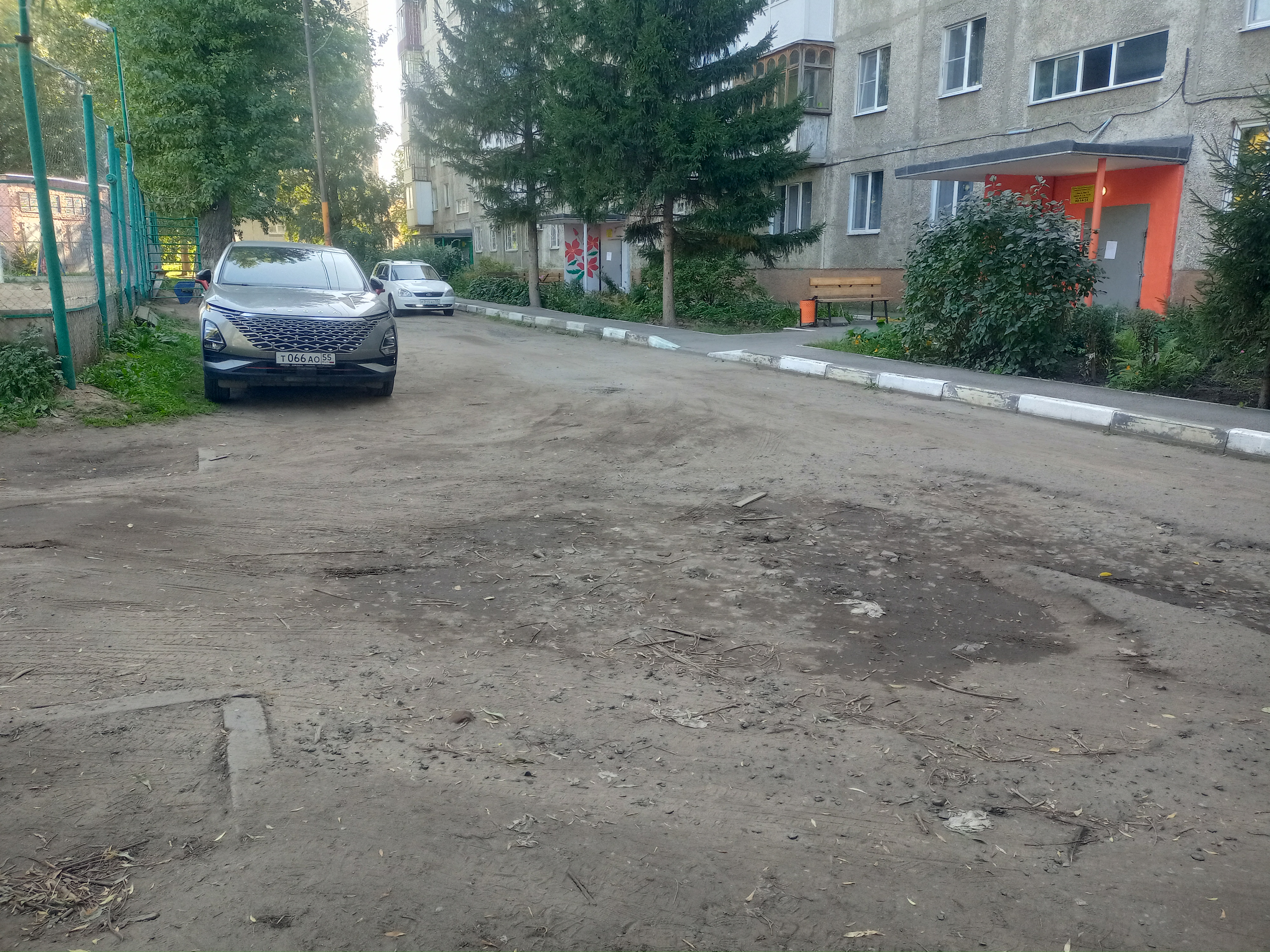 Дорога и парковка во дворе пр. Мира, д. 92