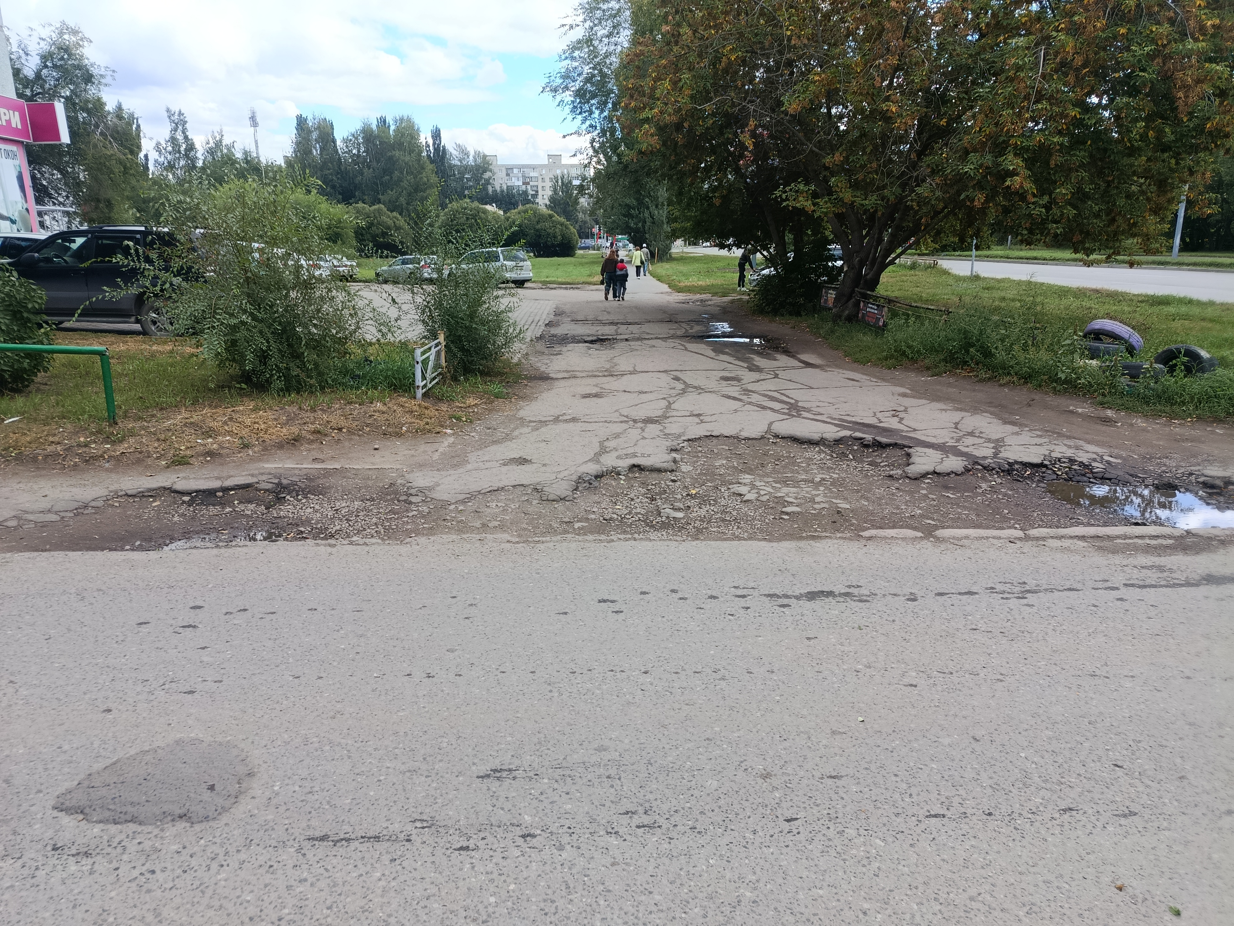 Тротуар вдоль Менделеева у дома Заозерная 28