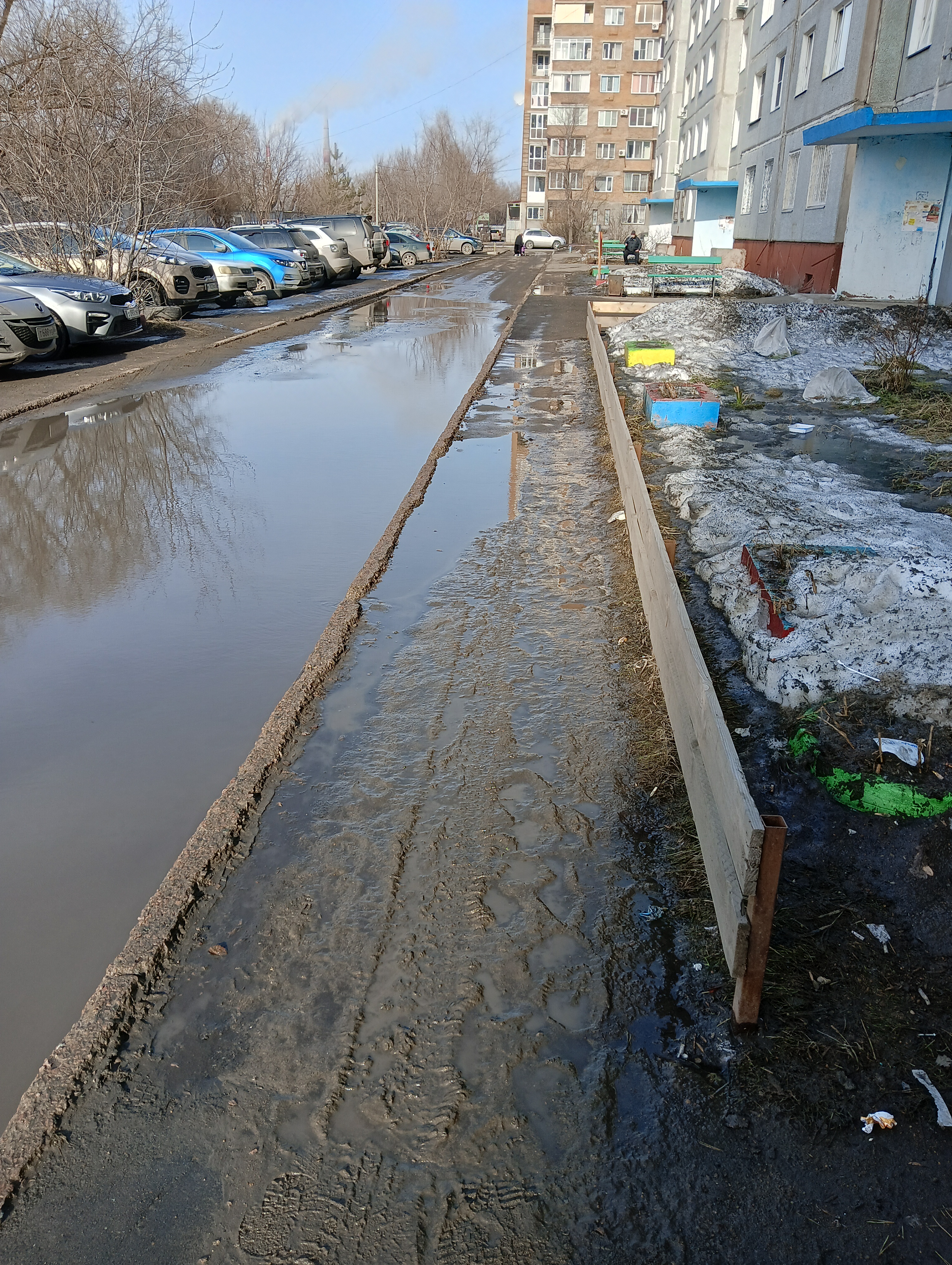 Тротуар во дворе дома (со стороны подъездов), тротуар за домом, автодорога во дворе дома по проспекту Космическому 97Д корпус 2. Тротуар в проходе между домами космический 97Д корпус 2 и корпус 1