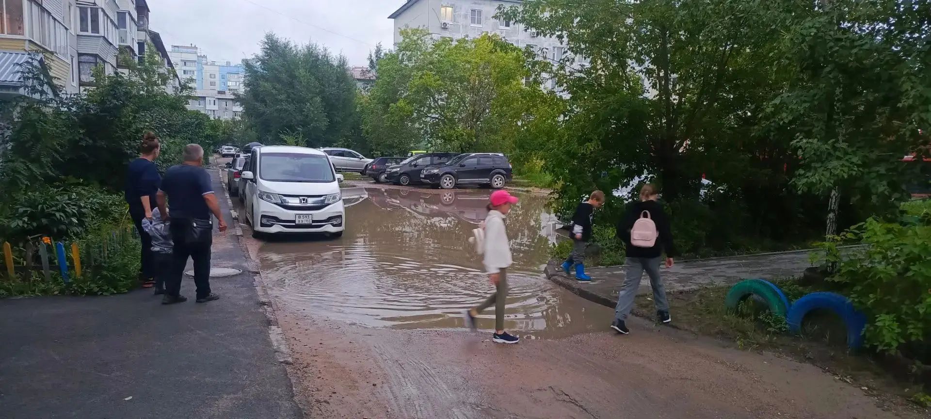 Дорога вдоль домов от моторная 16/1 1 подьезд до моторная 14 14 1 подьезд вдоль моторная 16