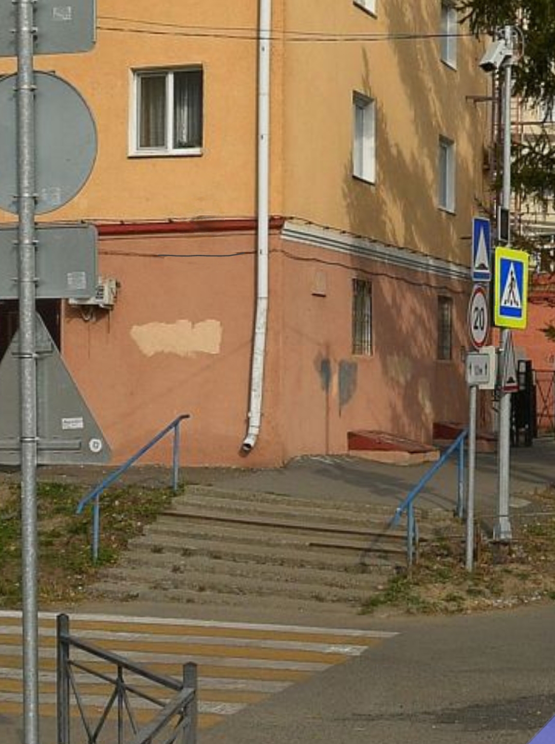 Лестница к лицею 64 по направлению к набережной