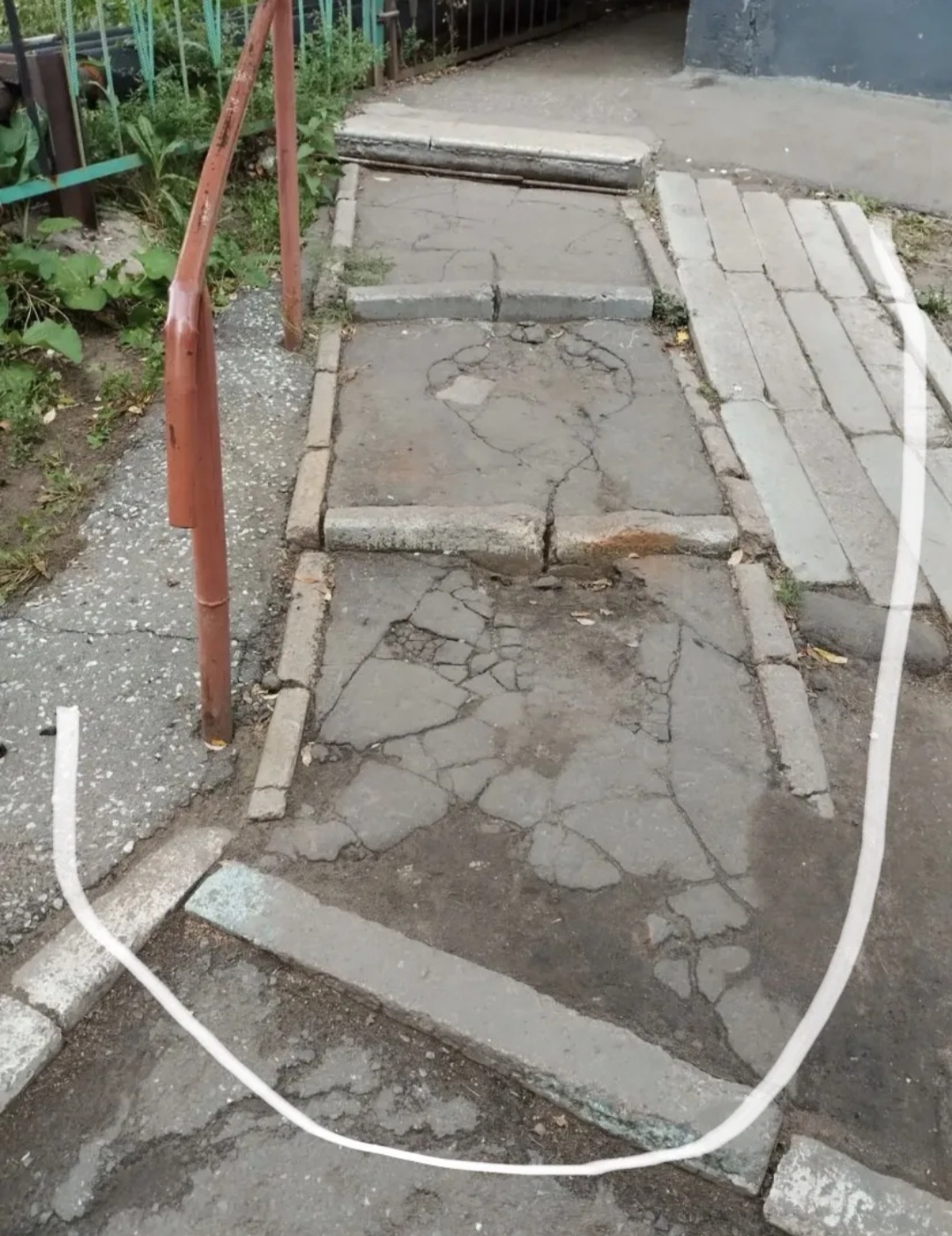 Асфальтирование пешеходной зоны между магазином "Ярче" ул.Харьковская д.17 и начальной школой 142 ул.Свободы д.54 и асфальтирование дороги вдоль заднего фасада дома ул.Харьковская д.17