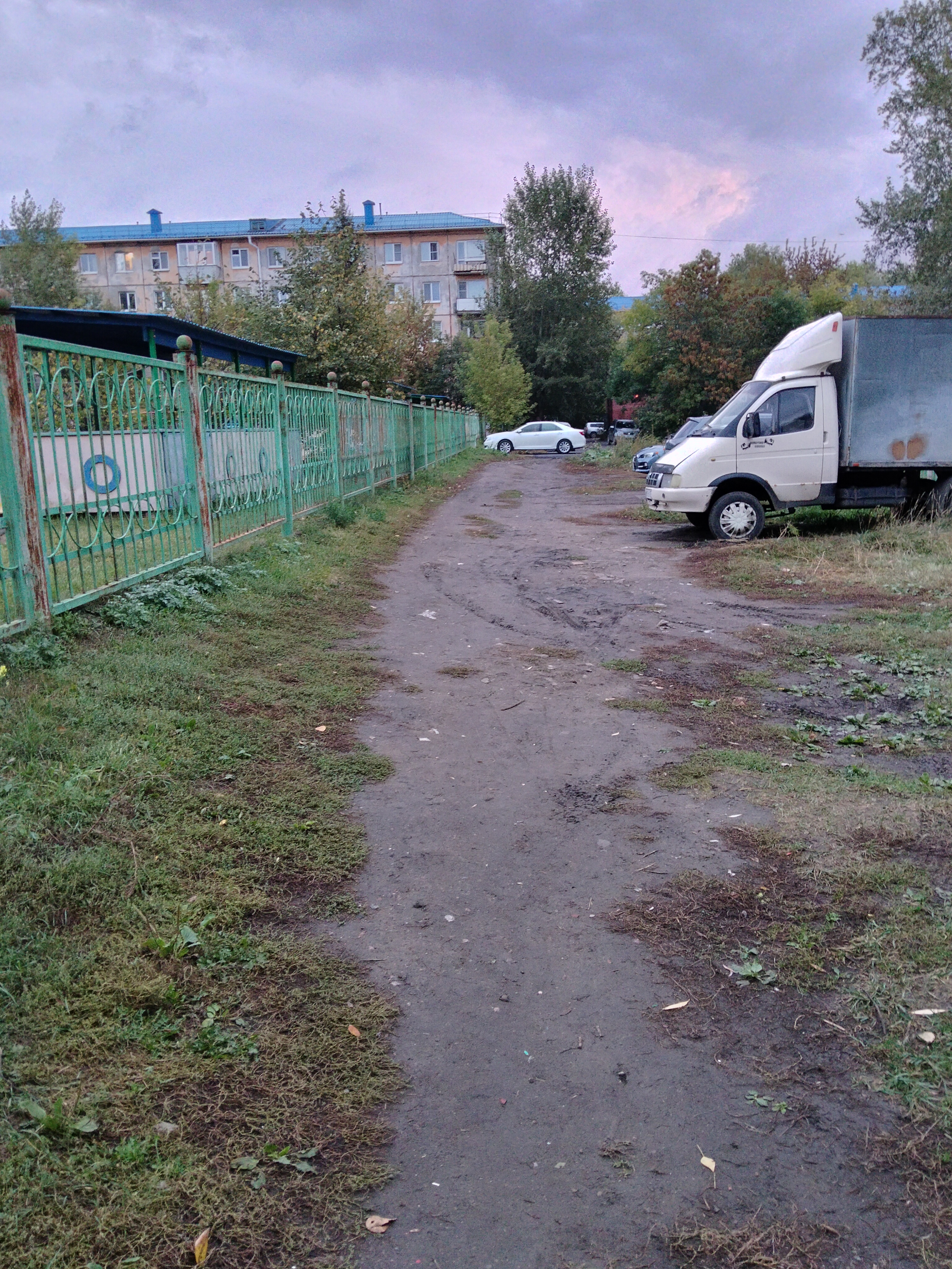 Территория возле детсада номер 266