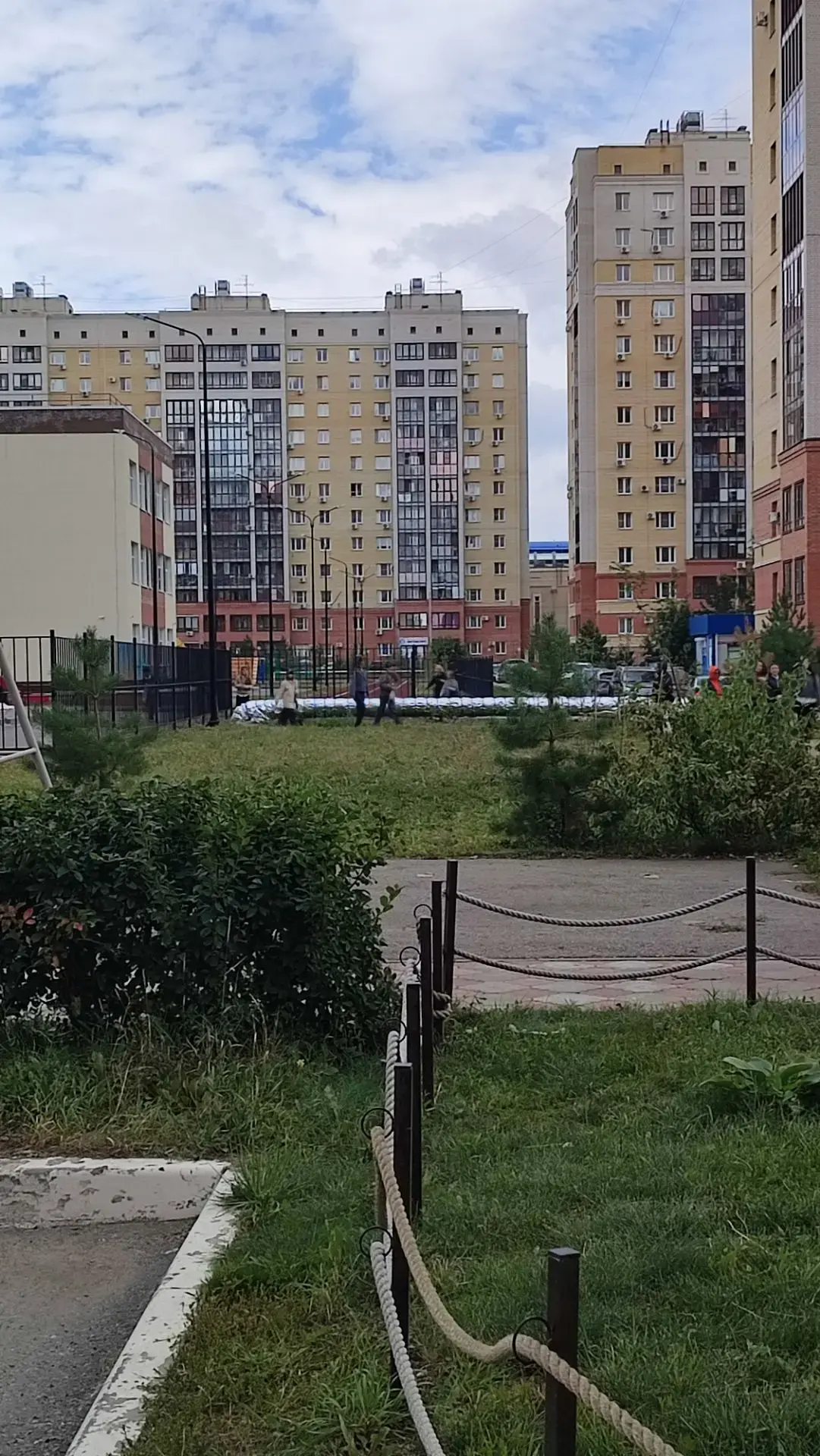 между домами Красный путь 101/2 и 101/3 необходимо восстановить часть тротуара и воздвигнуть переходной мостик через надземный трубопровод теплотрассы