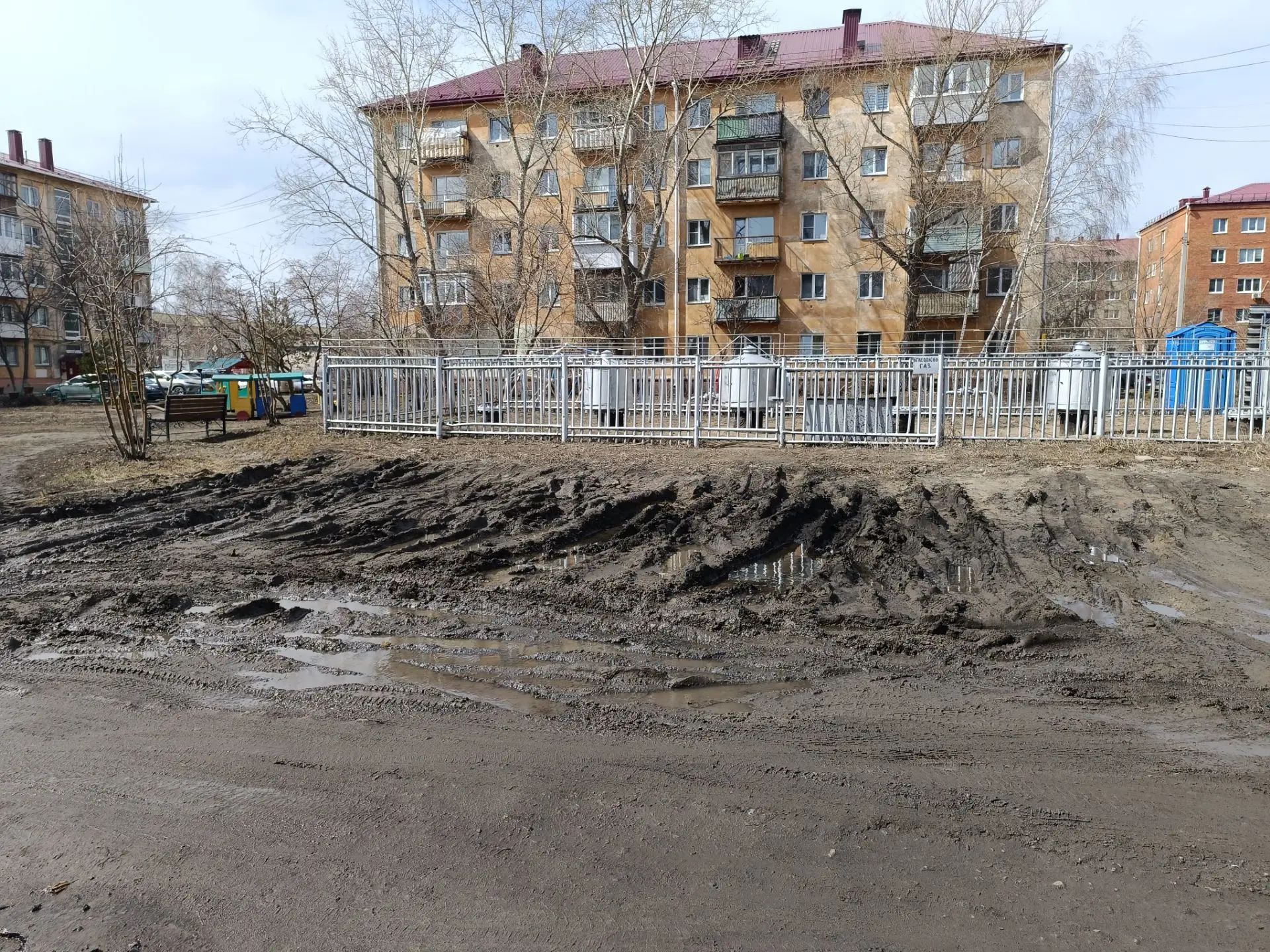 Дорога  вдоль дома по.Мира д 24