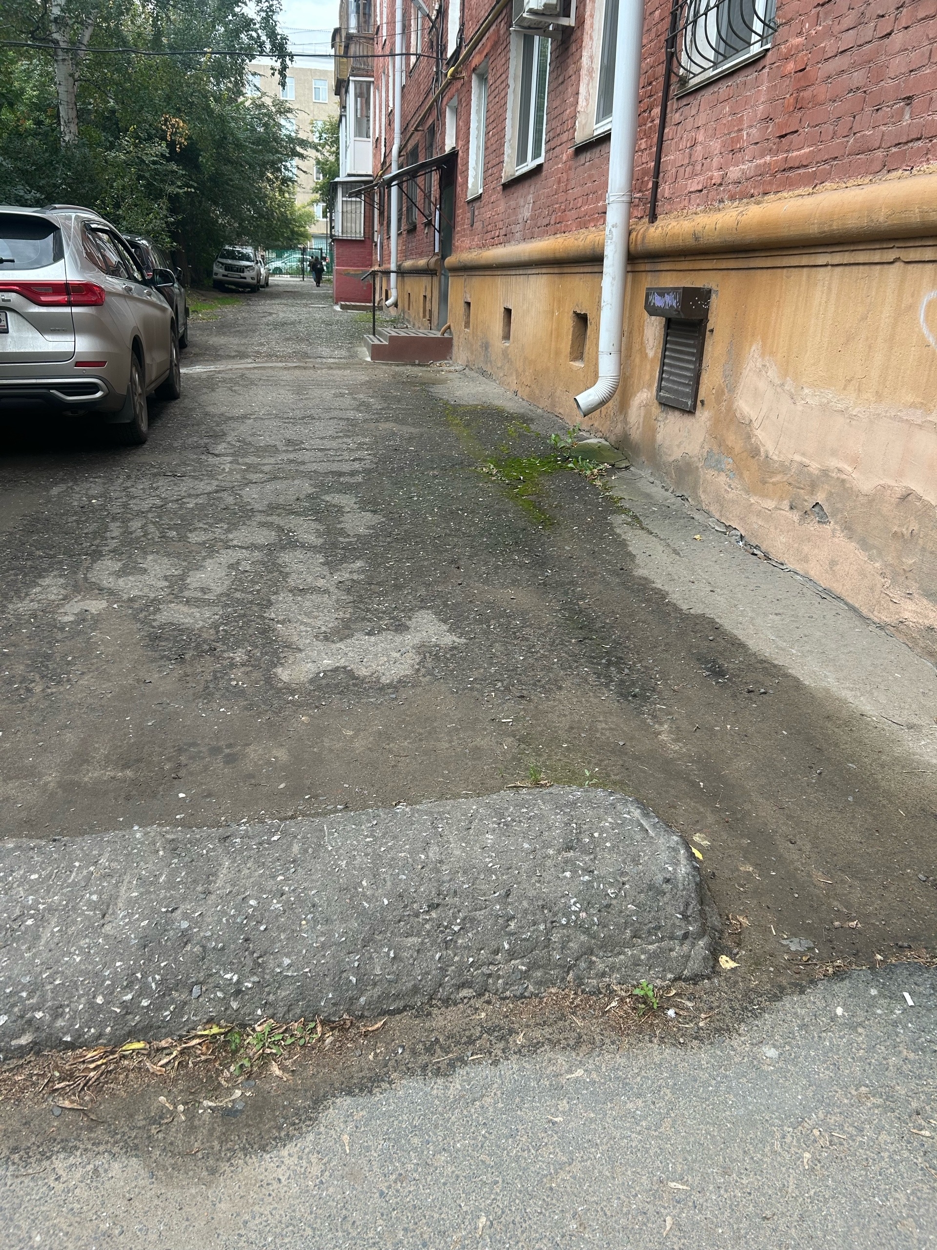 Асфальт вдоль подъездов Маркса 10Б