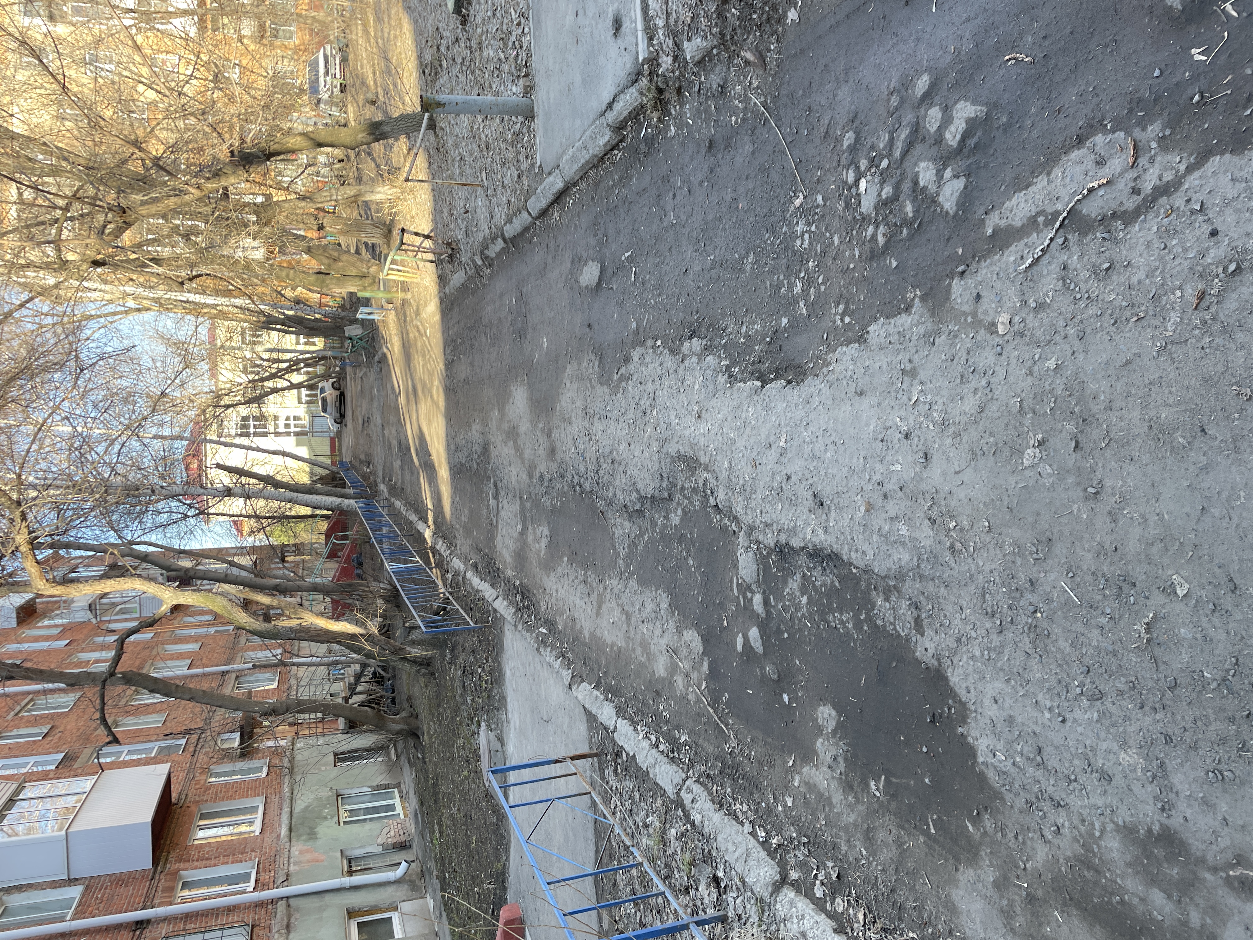 Тротуар у домов Андрианова 2 и Петухова 1