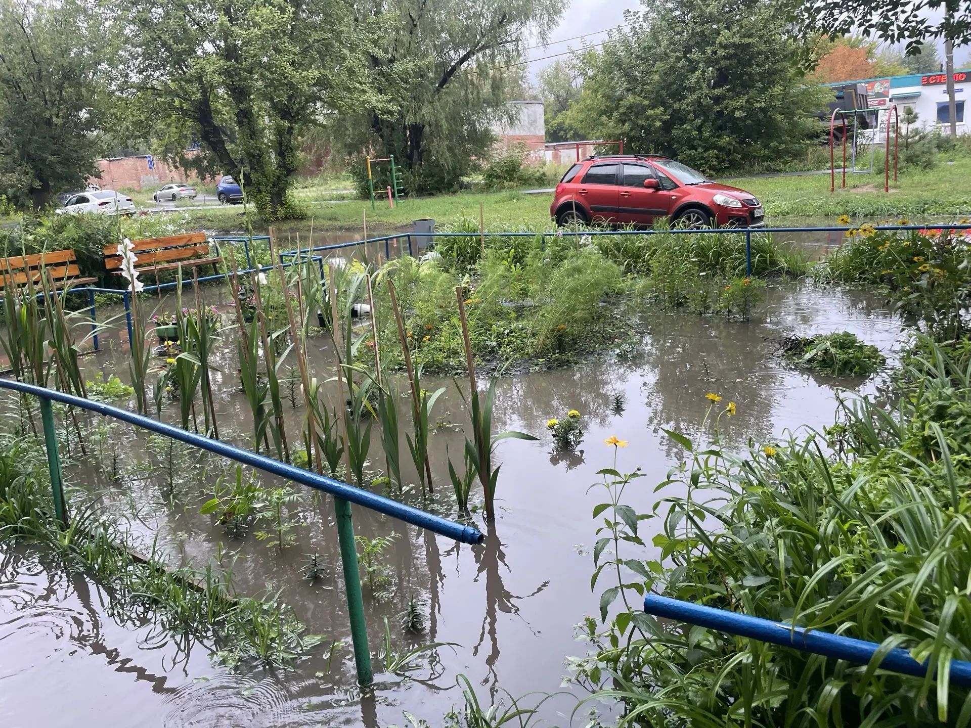 Придомовая дорога вдоль дома по улице Химиков, д.52, ливневка.