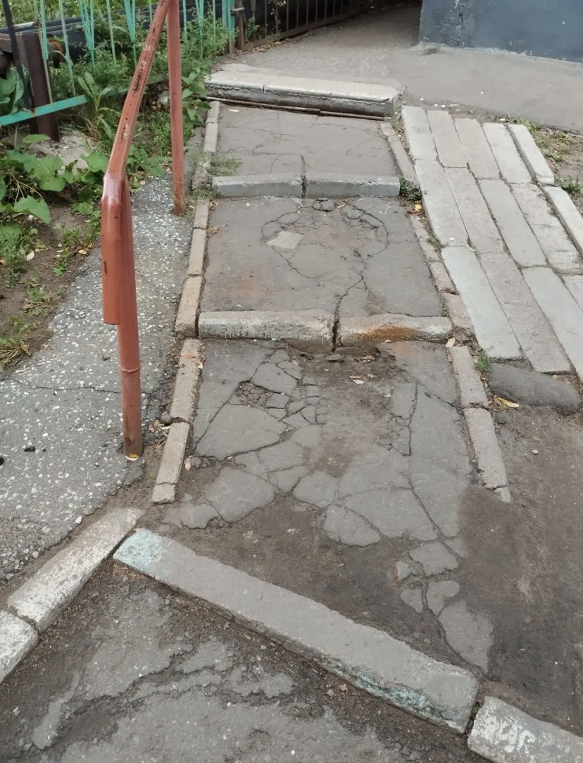 Асфальтирование пешеходной зоны между магазином "Ярче" ул.Харьковская д.17 и начальной школой 142 ул.Свободы д.54 и асфальтирование дороги вдоль заднего фасада дома ул.Харьковская д.17