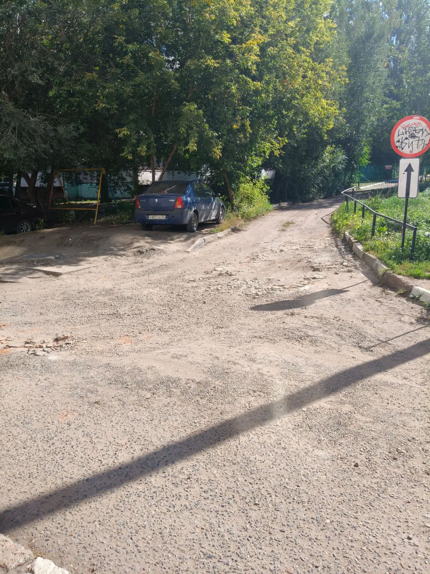Внутри домовая дорога вдоль дома Взлетная 1