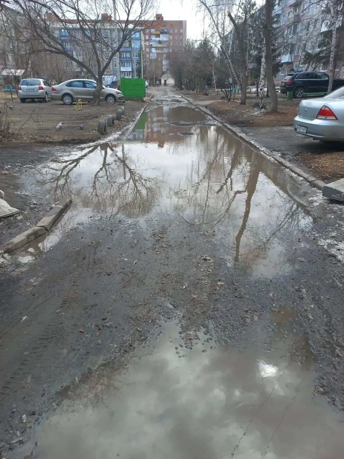Дорога вдоль дома Ватутина 6