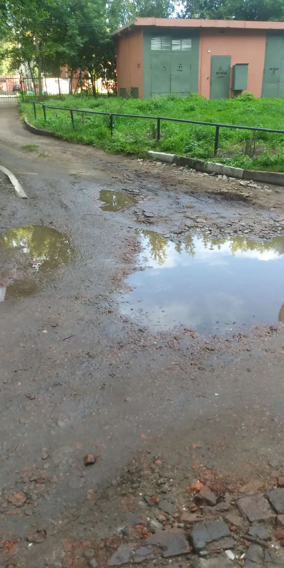Дорога вдоль дома 1 по улице Взлётная