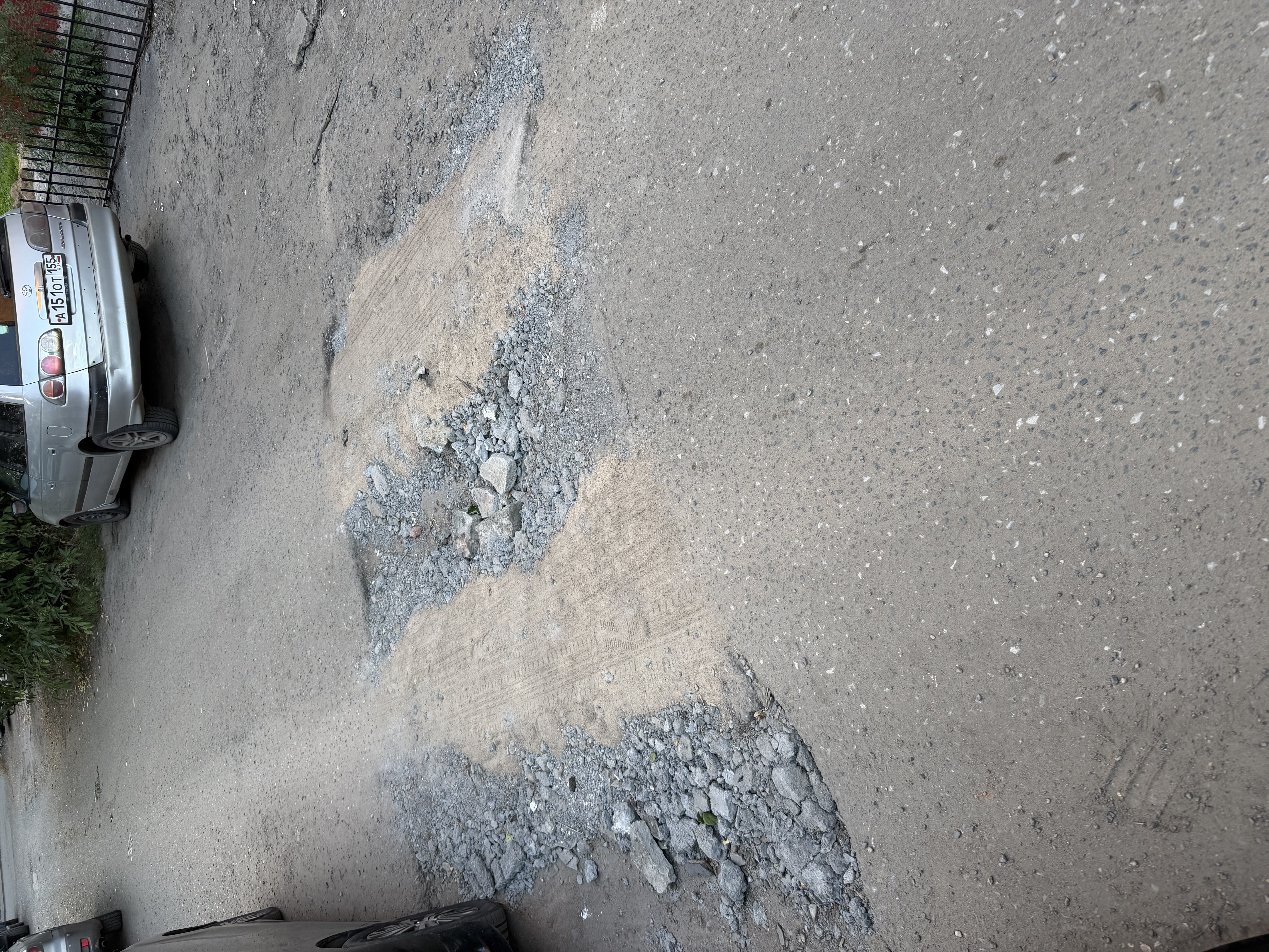 дорогу во дворе дома Завертяева 27 и с торца возле магазинов