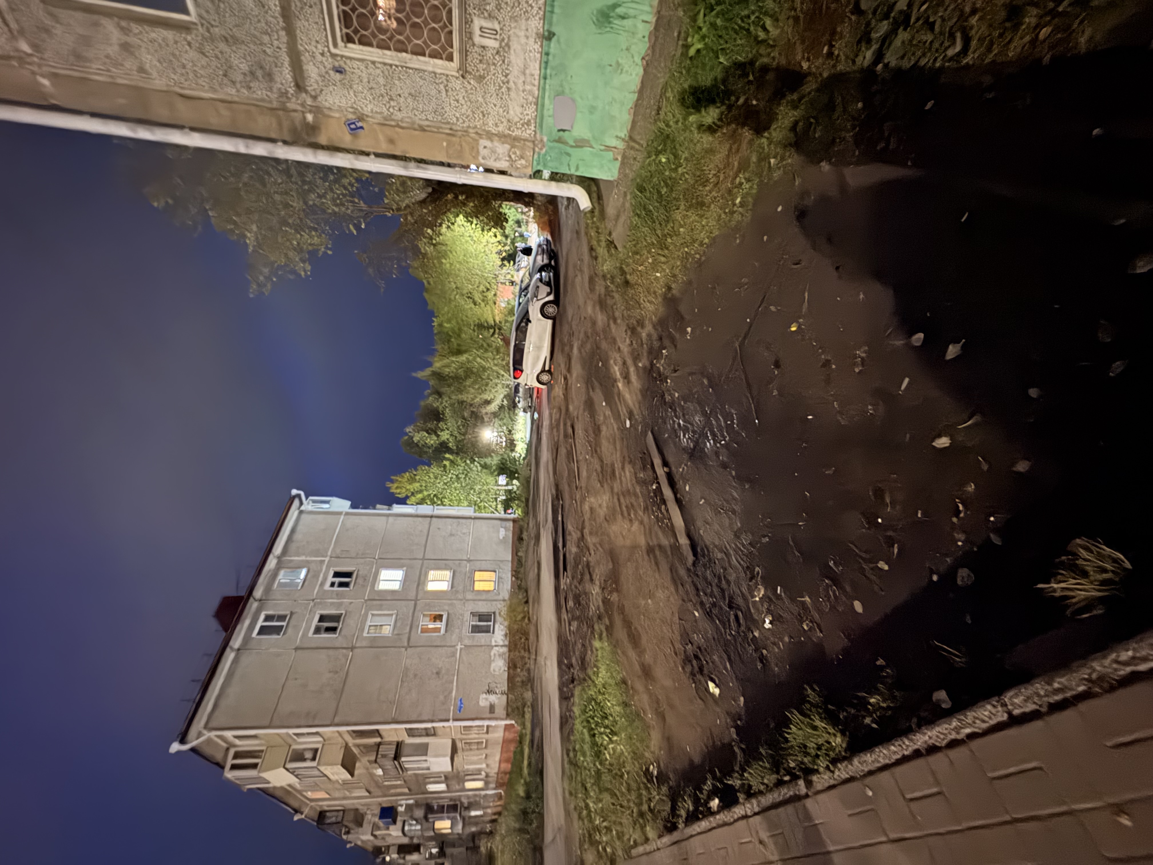 Тротуар и дорога между домами