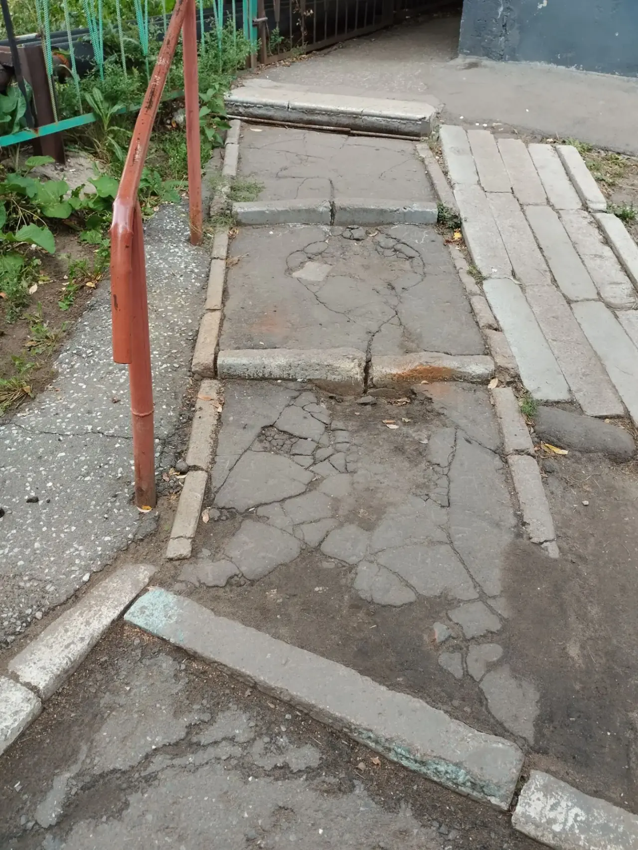 Дорога вокруг дома и тротуары во дворе