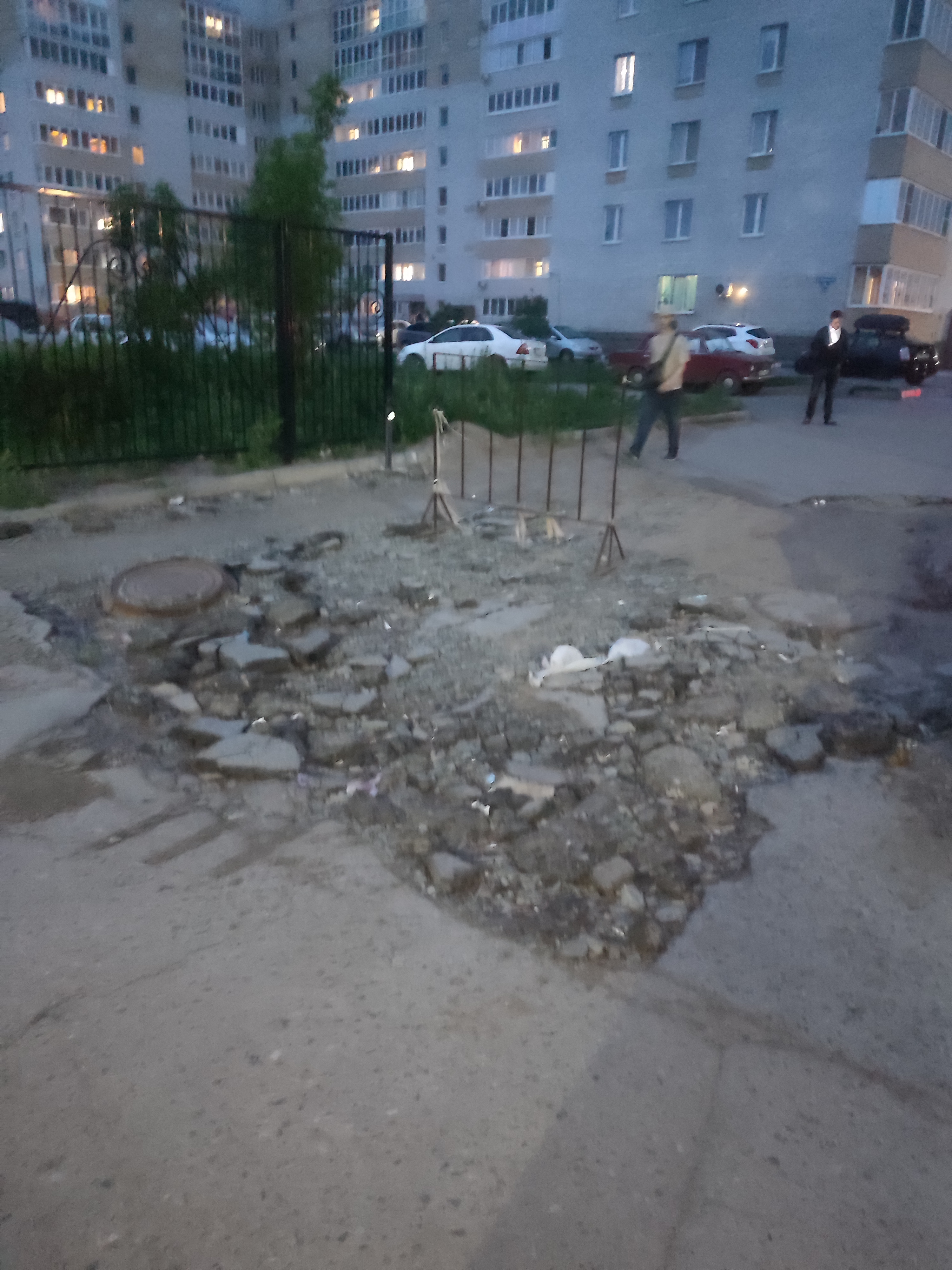 Дорога в ямах и дырах, открытый колодец