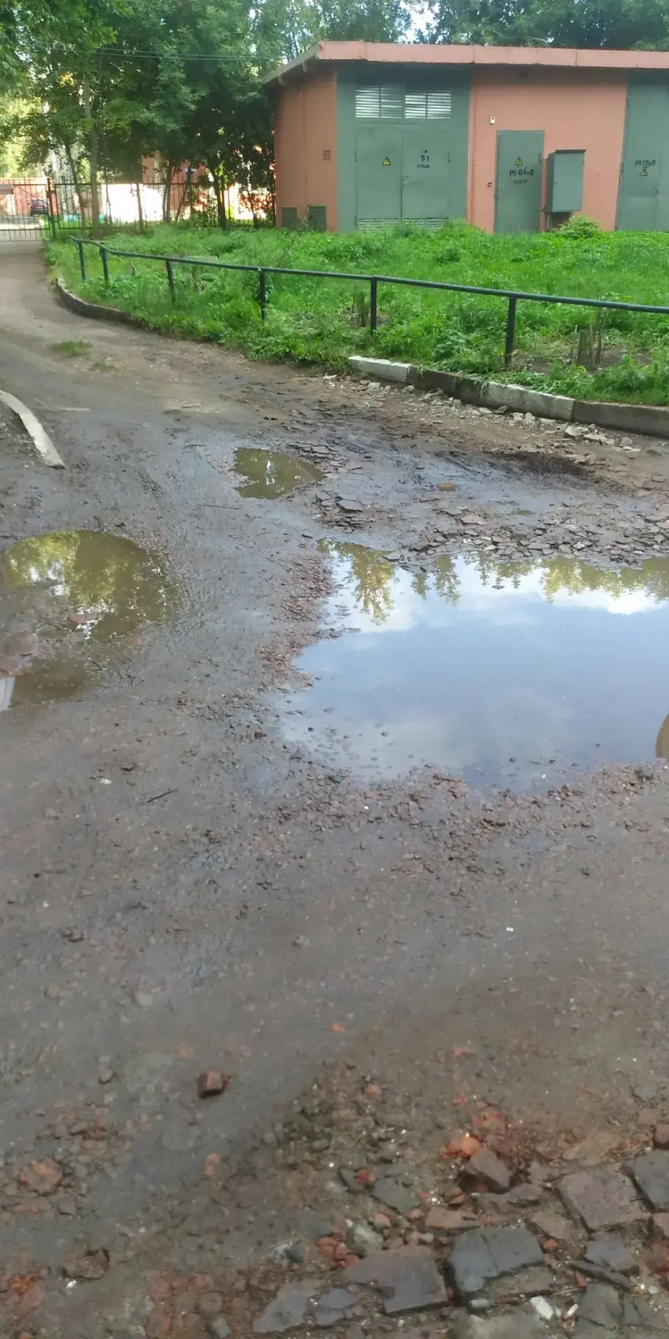 Дорога вдоль Дома по ул. Взлетная ,д 1
